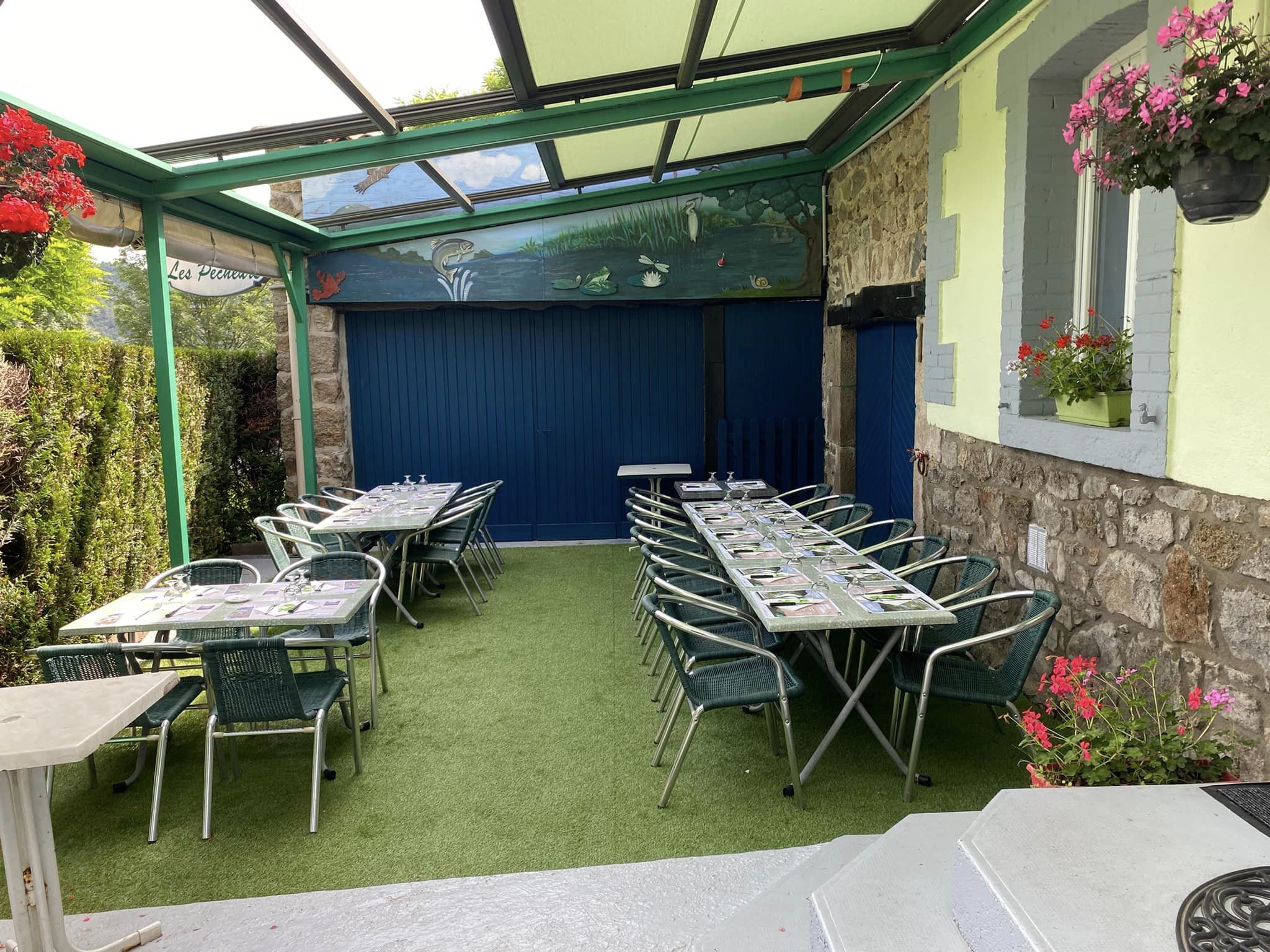 Bel opportunité pour restaurateurs dans un cadre verdoyant et proche de la Loire. capacité 60 couverts intérieur et 60 couverts extérieur. 
L'exploitation peut être gérée par un couple avec l'aide d'extras certains jours de la semaine.
Affaire saine et rentable avec un bon potentiel de développement.
Une belle opportunité pour s'installer dans un cadre agréable tout en exploitant un restaurant prospère.
Tout proche d'un jeu de pétanque, sur un parcours de marche, vélo, également proche d'un centre de canoé kayak.
Pas de personnel à reprendre, l'équipement est complet, aux normes avec un accès PMR, le stationnement est à proximité immédiat.
Possibilité de logement sur place.
Nous souhaitons vendre pour un départ en retraite bien mérité.