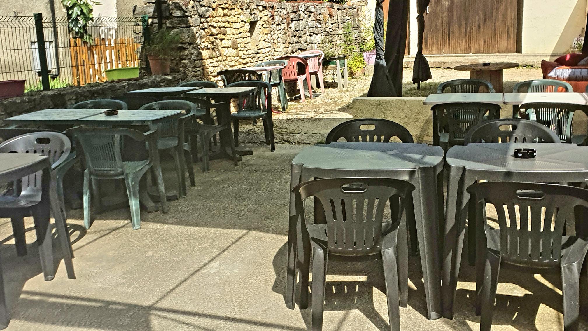 Vend Bar - Restaurant  dans un village proche de Vézelay.

Comprend:

- salle de restaurant environ 20 couverts
- terrasse pouvant accueillir des concerts ou événements, environ 40 couverts
- salle de bar, un billard est sur place.
-chauffage au bois
- cuisine refaite moins de 3 ans
- le loyer est a négocier

-le fond est à 40 000€.