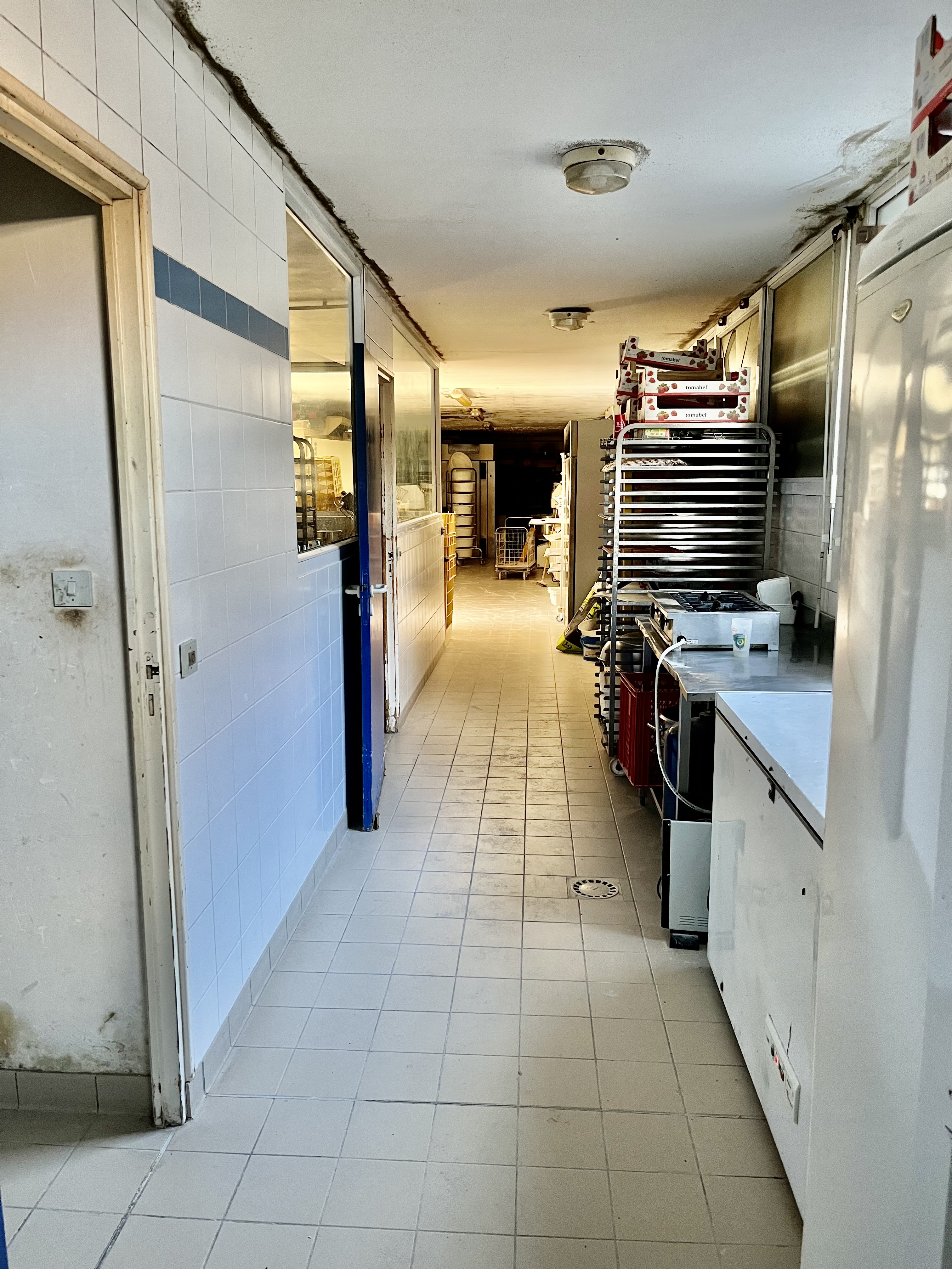 Cause retraite, belle oportunité de reprise d’une boulangerie-pâtisserie située au cœur de Maulévrier. 

Le commerce comprend :
- Un espace de vente avec arrière-boutique et sanitaires d’environ 60m2.
- Un fournil et un laboratoire de pâtisserie de 150m2, spacieux et fonctionnels. 

La commune bénéficie d’une forte attractivité grâce au Parc Oriental de Maulévrier, qui accueille plus de 250 000 visiteurs chaque année. Le Puys du fou, situé à seulement 30 minutes, contribue également à l’affluence touristique du secteur. 

L’activité snacking offre un beau potentiel de développement. 

Prix ouvert à la négociation.

Pour plus d’informations contactez nous.
