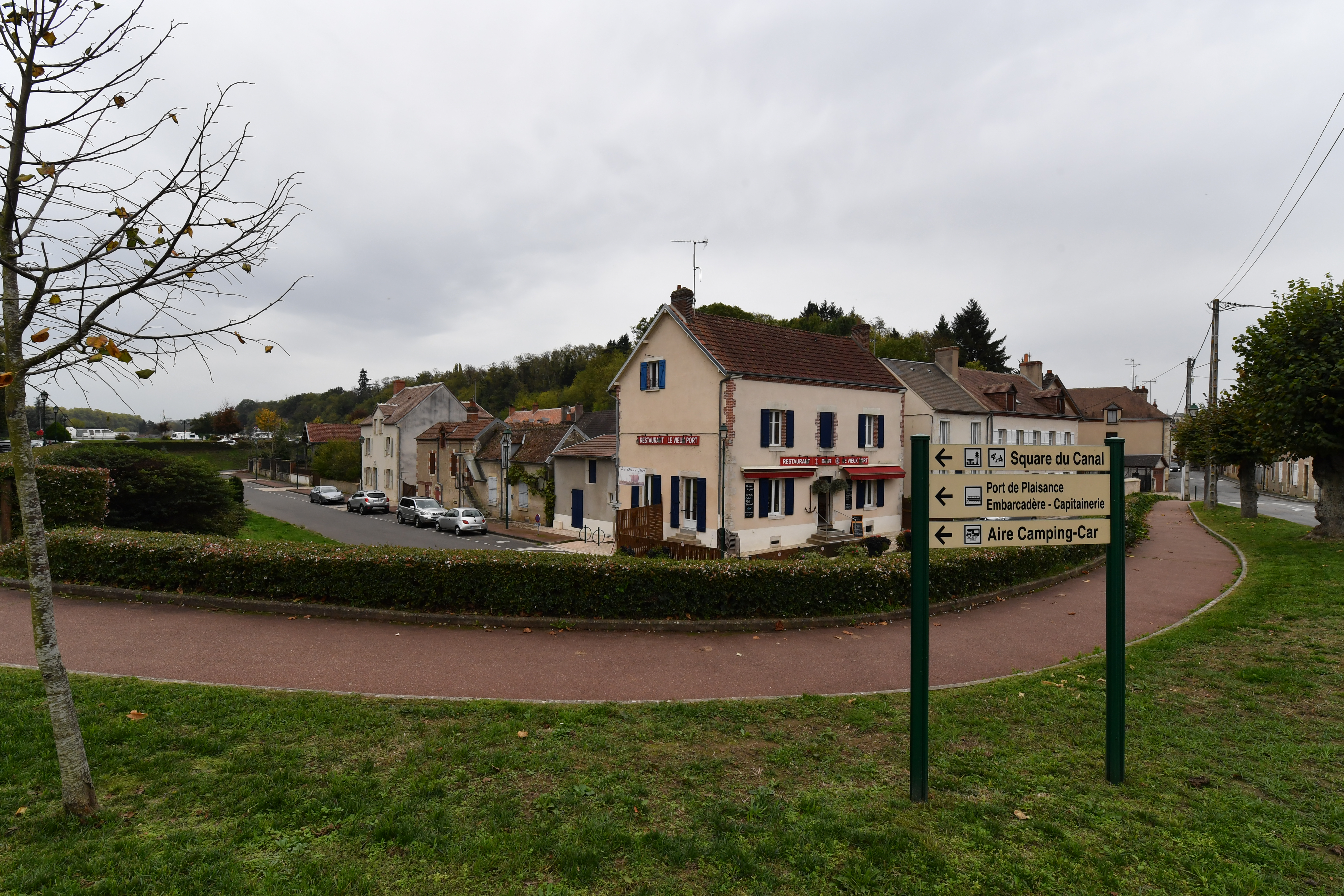 A VENDRE

FONDS ET MURS
RESTAURANT LE VIEUX PORT
CHÂTILLON-SUR-LOIRE (Loiret) ouvert depuis 2003.

A 1h30 de Paris, à Châtillon-sur-Loire (10 minutes de Briare et de son pont-canal, 20 minutes de Gien), attenant au port du canal latéral à la Loire et à ses parkings, à 5 minutes à pied de la Loire et de l’écluse de Mantelot, ainsi que du centre bourg et de ses commerces. 

Maison sur 4 niveaux- Surface au sol : 126 m2, comprenant : 

Rez-de-chaussée : Espace restaurant entièrement rénové et équipé, comprenant un espace bar, une cuisine professionnelle, deux salles accueillant 30 couverts avec un espace réserve, une terrasse extérieure de 30 couverts, un espace toilettes avec change bébé ; une cour intérieure et jardin, terrasse privative avec une annexe réserve, chambre froide et congélateur, deux caves voutées sous l’ensemble du bâtiment.

Appartement à l’étage : 3 chambres, salon, cuisine-salle à manger, salle de bains – toilettes. 

Prix Fonds de Commerce et Murs : 235 k€