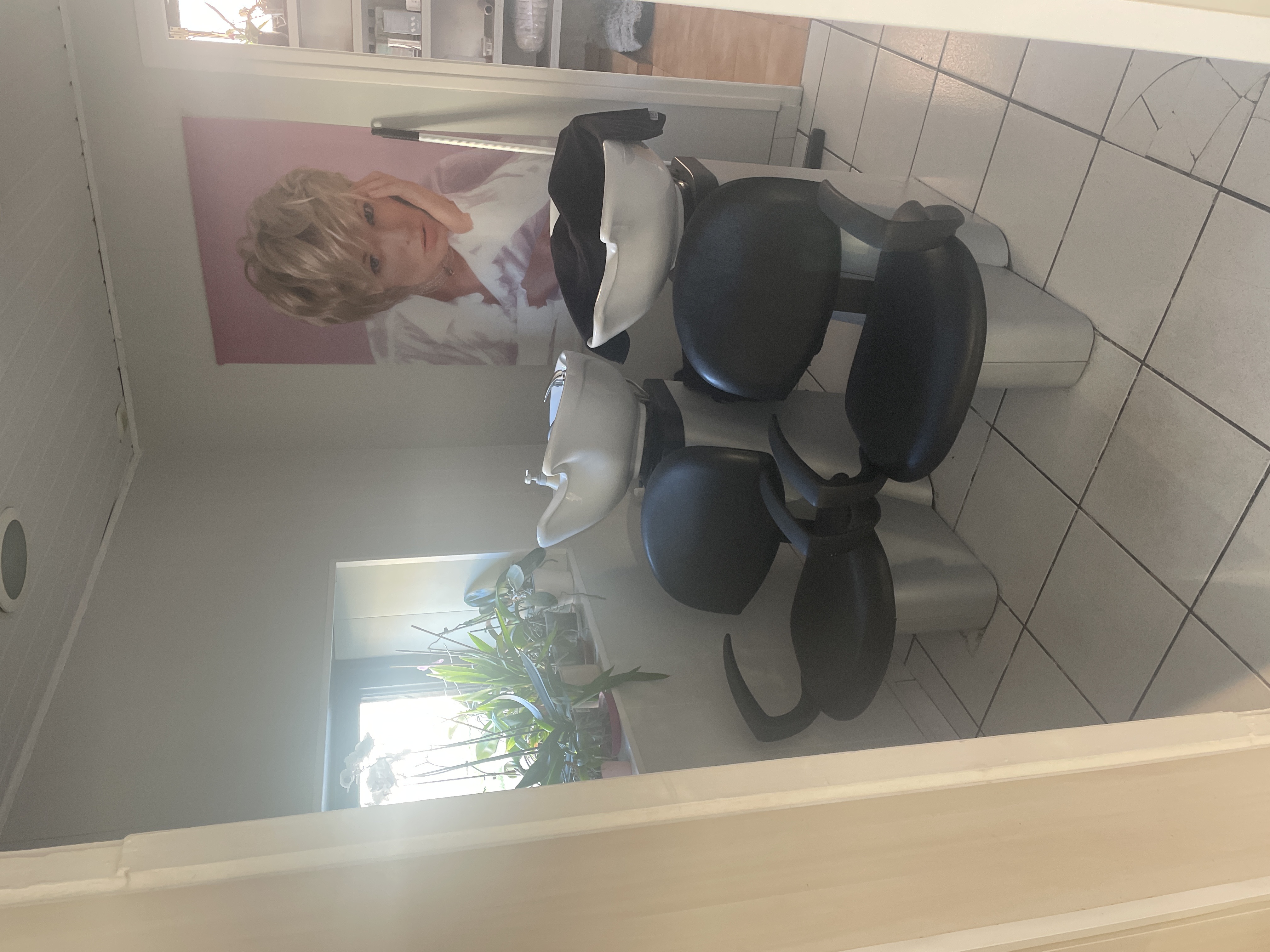 Au coeur de la sologne ,dans un village accueillant et joliment fleuri avec ses commerces ( boulangerie , épicerie bar tabac journaux, garagiste restaurant , médecin kinésithérapeute),salon de coiffure à céder , avec  possibilité de ne vendre que le fonds 
25 ans d'activité clientèle fidèle mixte . il est également fait du domicile dans la périphérie
idéale pour une première installation. 2 bacs +4 places de coiffeuse . 1 arrière boutique + 1 local vestiaire machine à laver 
Loyer :380 euros /mois si vente du fonds 
Prix de vente du fonds :20000 euros
Pas de personnel à reprendre