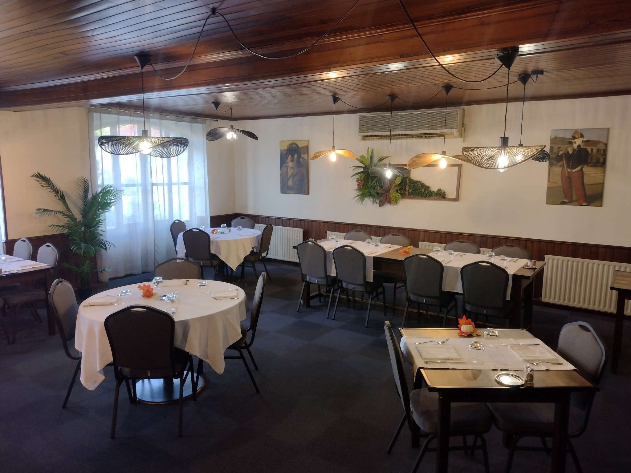 À vendre – Fonds de commerce Restaurant & Chambres d'hôtes
Auberge d'Ici et d'Ailleurs – Cressensac (Lot)

Saisissez l'opportunité de reprendre un établissement de caractère, bénéficiant d'une excellente notoriété (Anciennement RESTAURANT POQUET, exploité pendant ±40 ans) et idéalement situé au carrefour du Lot, de la Corrèze et de la Dordogne, à proximité immédiate de l'autoroute A20, de Brive-la-Gaillarde et de l'aéroport Brive Vallée de la Dordogne.

L'Auberge est exploitée dans un environnement agréable et touristique, qui séduit aussi bien une clientèle locale, professionnelle que de passage.

L'activité comprend :
- Un restaurant chaleureux proposant une cuisine maison élaborée à partir de produits frais et de saison.
- Une salle de restaurant de 30 à 50 personnes, conviviale permettant d'accueillir une clientèle variée tout au long de l'année.
- une salle bar, servant pour le petit déjeuner accueillant 14 personnes.
- une salle de réception ±40-50 personnes, actuellement non exploitée
- Une terrasse agréable, pour 20-30 personnes, très appréciée durant la belle saison.
- 5 chambres d'hôtes confortables, permettant de loger 14 personnes, générant un chiffre d'affaires complémentaire et fidélisant une clientèle touristique et professionnelle.
- Un jardin et des espaces extérieurs offrant un cadre reposant.
- Un parking à proximité avec borne de recharge pour véhicules électriques.

L'établissement bénéficie d'une clientèle locale, d'une excellente réputation (4.6 sur Google) et d'une présence bien établie sur les plateformes de réservation (8.8 sur Booking) et les réseaux sociaux. (Présence actuellement suspendue)

Un fort potentiel de développement

De nombreuses pistes permettent encore de développer l'activité :

- élargissement des horaires d'ouverture ; actuellement que les midis, fermé le mercredi
- développement de l'activité chambres d'hôtes ;
- accueil de groupes, autocaristes et séminaires ;
- organisation d'événements (soirées à thème, repas de famille, anniversaires, mariages, réceptions...) ;
- développement de prestations de traiteur ou de vente à emporter.

Grâce à son emplacement privilégié sur un axe très fréquenté reliant Paris au sud de la France et à la proximité de sites touristiques majeurs tels que Rocamadour, le Gouffre de Padirac, Collonges-la-Rouge, Martel ou Sarlat, cette affaire offre une activité régulière avec un fort pic de fréquentation en saison. Et bénéficie des festivaliers lors du festival Ecaussystème pour le logement durant tout le week-end, réservation 1 an à l'avance.

Cette auberge représente une opportunité idéale pour une reconversion, un couple de professionnels ou des restaurateurs souhaitant reprendre une affaire saine, immédiatement exploitable et offrant de belles perspectives d'évolution.

Dossier complet, chiffres et renseignements complémentaires disponibles sur demande.