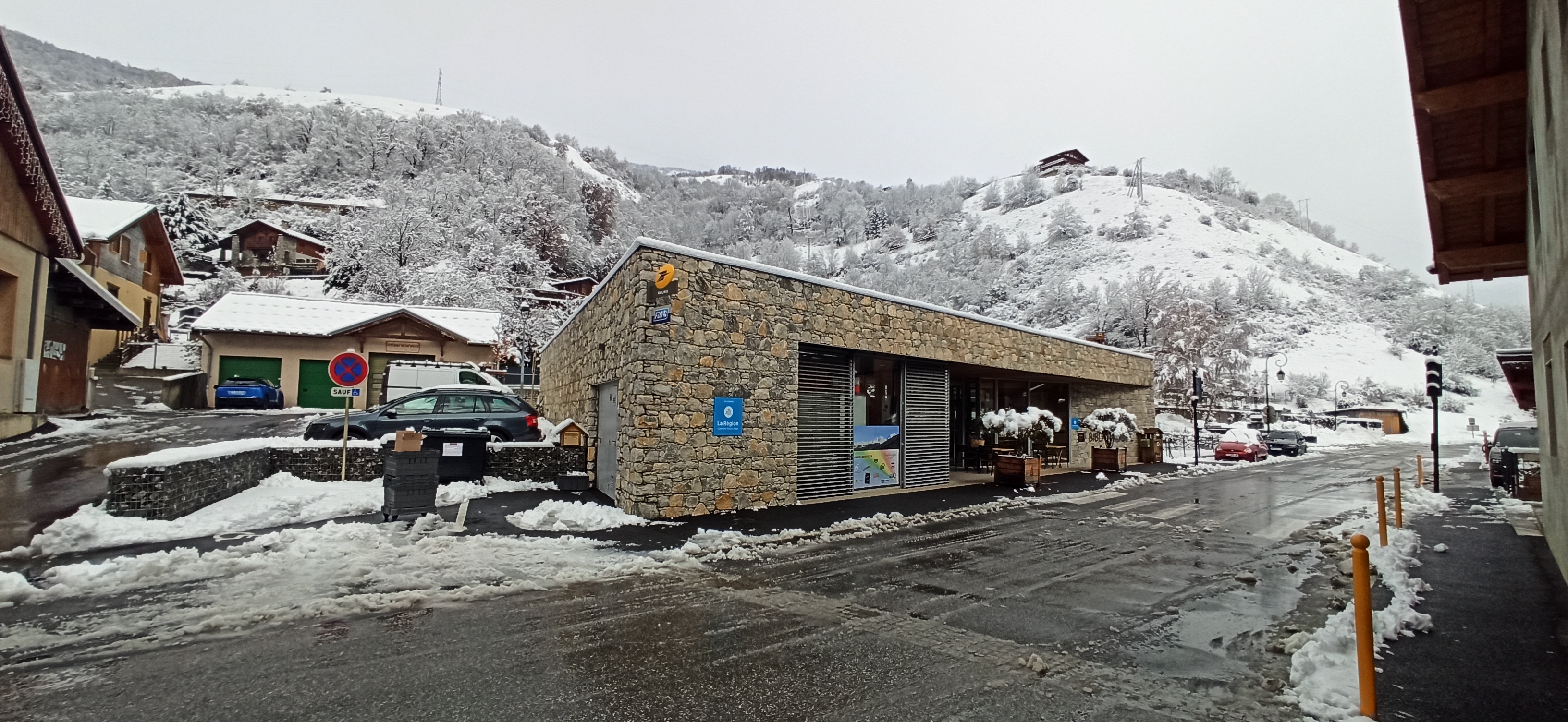 Bar Resto Epicerie situé à Bellentre sur la commune de la Plagne Tarentaise.
Bonne situation sur la N90 et sur le GR5, à proximité des stations de la Plagne - Les Arcs (domaine Paradiski).
Création en 2022. Vente du fond de commerce pour raisons de santé.