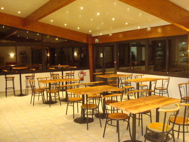 bar restaurant libre sans reprise de FDC. Loyer 600 € HT comprenant la licence IV
prévoir achat matériel
possibilité Multi Services
70 couverts en salle et 20 au bar
terrasse de 70 couverts
la commune vient de construire une annexe de 30 m2 en réserve et l'installation d'un sanitaire pour le personnel de service
les photos ci-contre sont celles de l'inauguration de 2018, elles démontrent le potentiel.
nous sommes une commune rurale, touristique de 168 h bordée par la Rivière Sioule en catégorie 1. Un camping privé ainsi que deux Sté de locations de canoës ,kayaks.