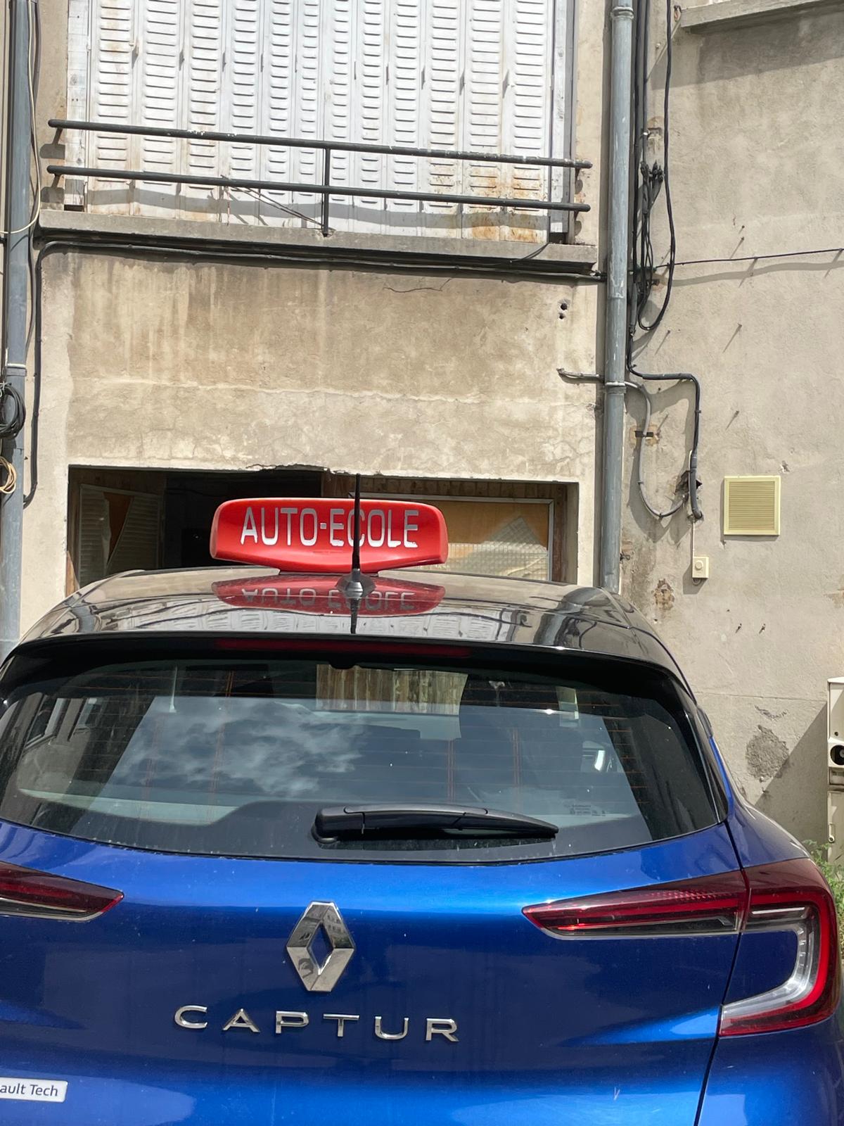 vends auto école avec 2 véhicules (Captur) dans petite ville. Très gros potentiel et évolution possible avec permis AM, permis moto, (pas de concurrence, première auto école proposant ces permis à 25mn de route). 1 salarié moto et voiture

Très bonne situation à côté d\'un collège/lycée permettant aux élèves de venir aux cours de conduite pendant leurs heures creuses. Au total dans cette agglomération 3 collèges et 2 lycées existants.

nombreux partenariats, Pôle emploi, Région, Pompiers, intercommunalités et villes voisines.

côté locaux: un bureau, une salle de code et un appartement attenant. L\'appartement n\'est toutefois pas habitable en l\'état mais dispose d\'une cuisine et de sanitaires indépendants de celui pour les élèves.

local accessibles aux personnes à mobilité réduite, sanitaires élèves également aux normes

grand garage pouvant accueillir les 2 voitures plus des motos et scooters si développement de cette activité. 2 places de parking dédiées auto école pour la journée.

Très bonne entente avec les auto écoles du secteur