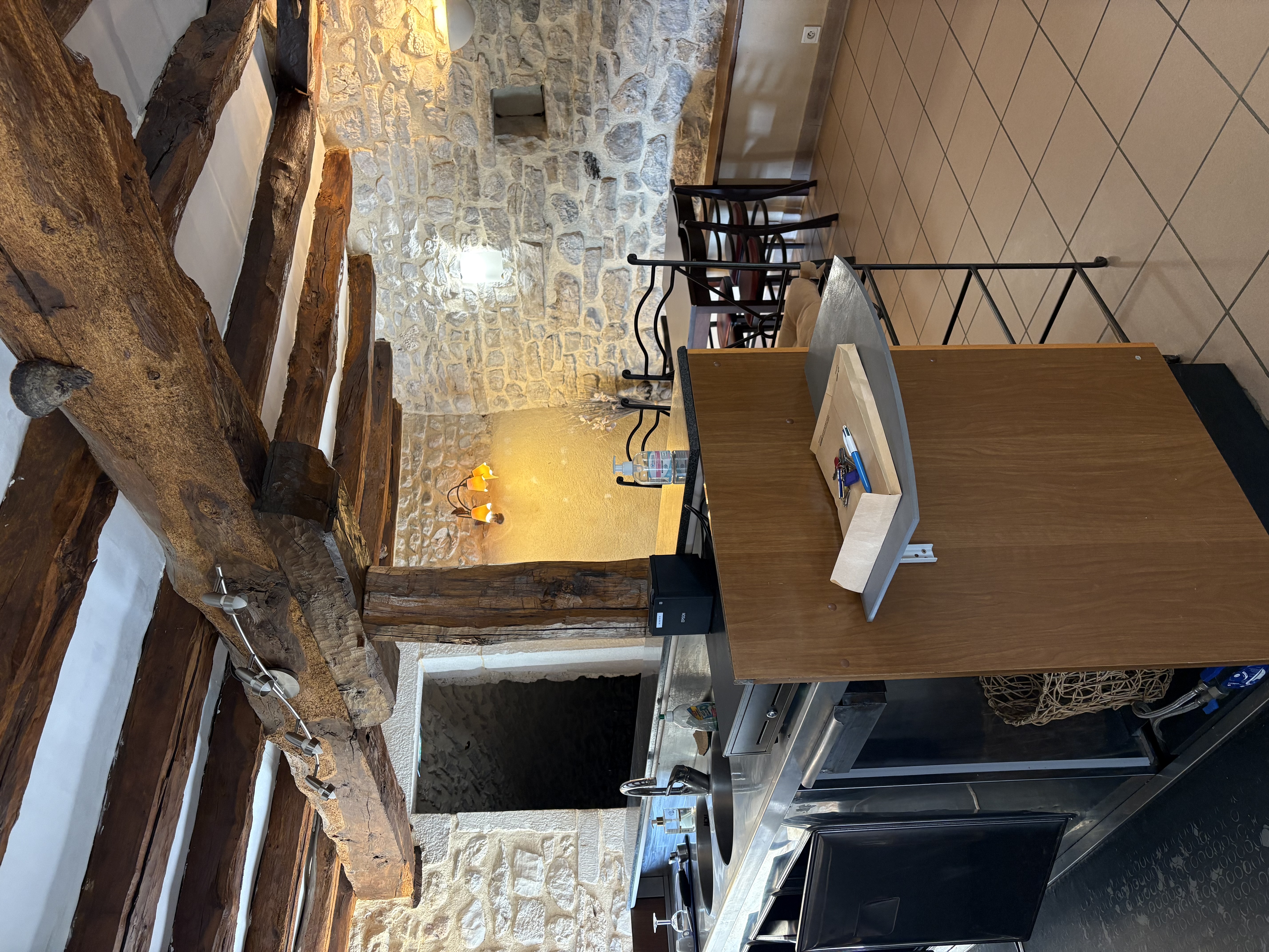La commune de Seillonnaz située dans le Bugey à 20 km de Morestel et 30 km d'Ambérieu vous propose en location gérance un bar restaurant situé dans le centre de village, à proximité de la mairie, et jouissant d’une bonne visibilité en bordure de la route départementale n°87.
Le local dispose :
-​d’une salle dédiée au bar,
-​de deux salles de restaurant, la première d’une capacité de 20 couverts, et la 2ème d’une capacité de 8 couverts,
-​des toilettes accessibles handicapés
-​d’une cuisine équipée
-​d’une terrasse extérieure pouvant accueillir une trentaine de couverts
-​de deux locaux indépendants de stockage
-​d’un appartement situé au-dessus du restaurant de type T3 d'environ 100 m² (séjour, deux chambres, cuisine, salle de bains, WC) pour une résidence sur place
-​d’un joli jardin arboré avec terrain de pétanque.
Disponible immédiatemment.
L’établissement dispose d’une licence IV idéale pour développer votre activité en soirée.
Loyer commercial : 500 €
Loyer appartement : 450 €
Fonds de commerce : 11000 €.

Les candidatures devront comporter :
-​Un CV du/des repreneurs indiquant votre/vos expériences
-​Une lettre d’intention précisant vos motivations
-​Vos perspectives pour développer l’activité
-​Tout autre élément qui vous paraitrait judicieux pour valoriser votre candidature.

Pour tout renseignement complémentaire, vous pouvez contacter