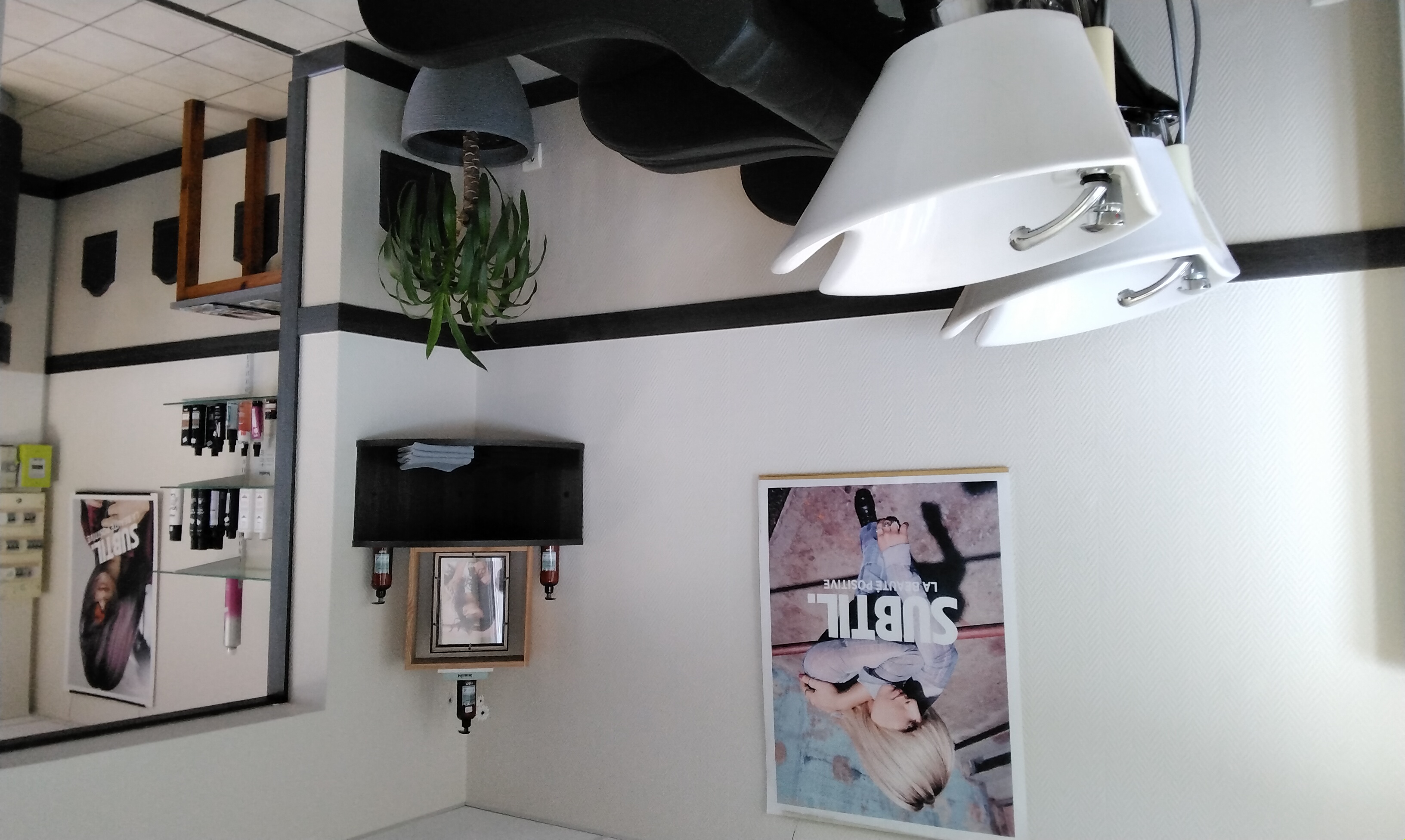 À vendre salon de coiffure en Bretagne dans le Morbihan créé depuis 25 ans dans une commune de 1900 habitants sans concurrence.