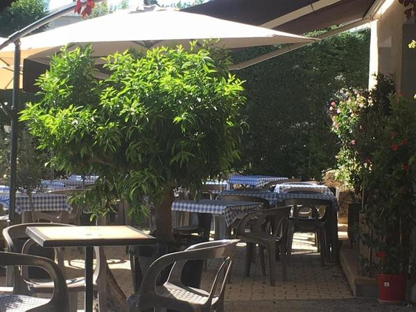 Sympathique bâtisse, ce restaurant est le seul établissement dans un village de 1500 âmes. 
200m2 divisés ainsi:
Au Rez de chaussée une salle de 70 couverts, une vaste cuisine équipée et sa réserve, la partie bar.
Au 1er étage une salle panoramique de 25 couverts et un appartement privé de 80 m2 (3 chambres, salle d?eau, bureau cuisine, salon)
Terrasse bar ombragée et terrasse restaurant d?environ 30 couverts.
Le bailleur est la mairie du village, l?établissement est ok pour toutes normes.
