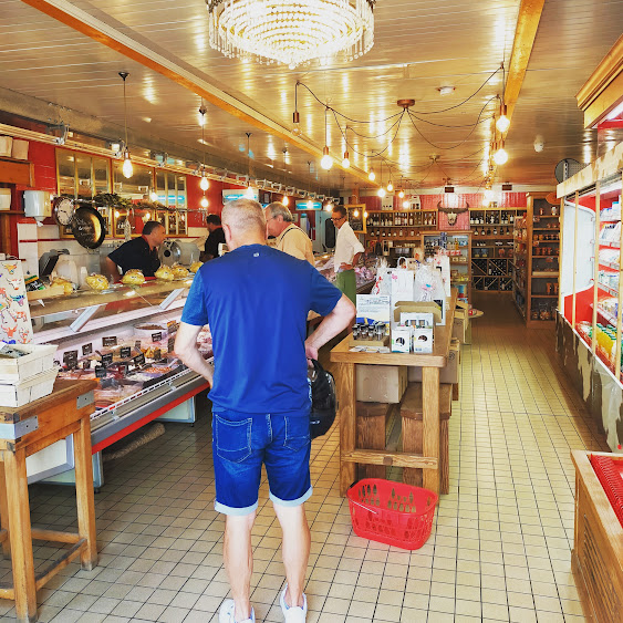 BOUCHERIE TRAITEUR EPICERIE FINE, située au cœur des remparts d'un village touristique de petite Camargue ! (près de Montpellier)
Etablissement réputé pour la qualité de ses produits, charcuterie et plats cuisinés maison, mais aussi ses spécialités locales.
Clientèle locale durant l'année, résidences secondaires et touristes les WE et les vacances scolaires.
Beau magasin de 180 m2, dont une surface de vente d'environ 100 m2, une chambre froide et un labo, une cuisine, un WC et une réserve.
Possibilité de faire de la dégustation sur place.
Statut juridique : SARL
Bail tout commerce 3/6/9, loyer : 1750 €/mois
CA 2021 : 572 KF
EBE 2021 : 29126 €
PRIX DE VENTE : 320000 €
Possibilité de logement au-dessus du magasin. Bel appartement de 3 chambres avec une terrasse de 60 m2 : 850€/mois.