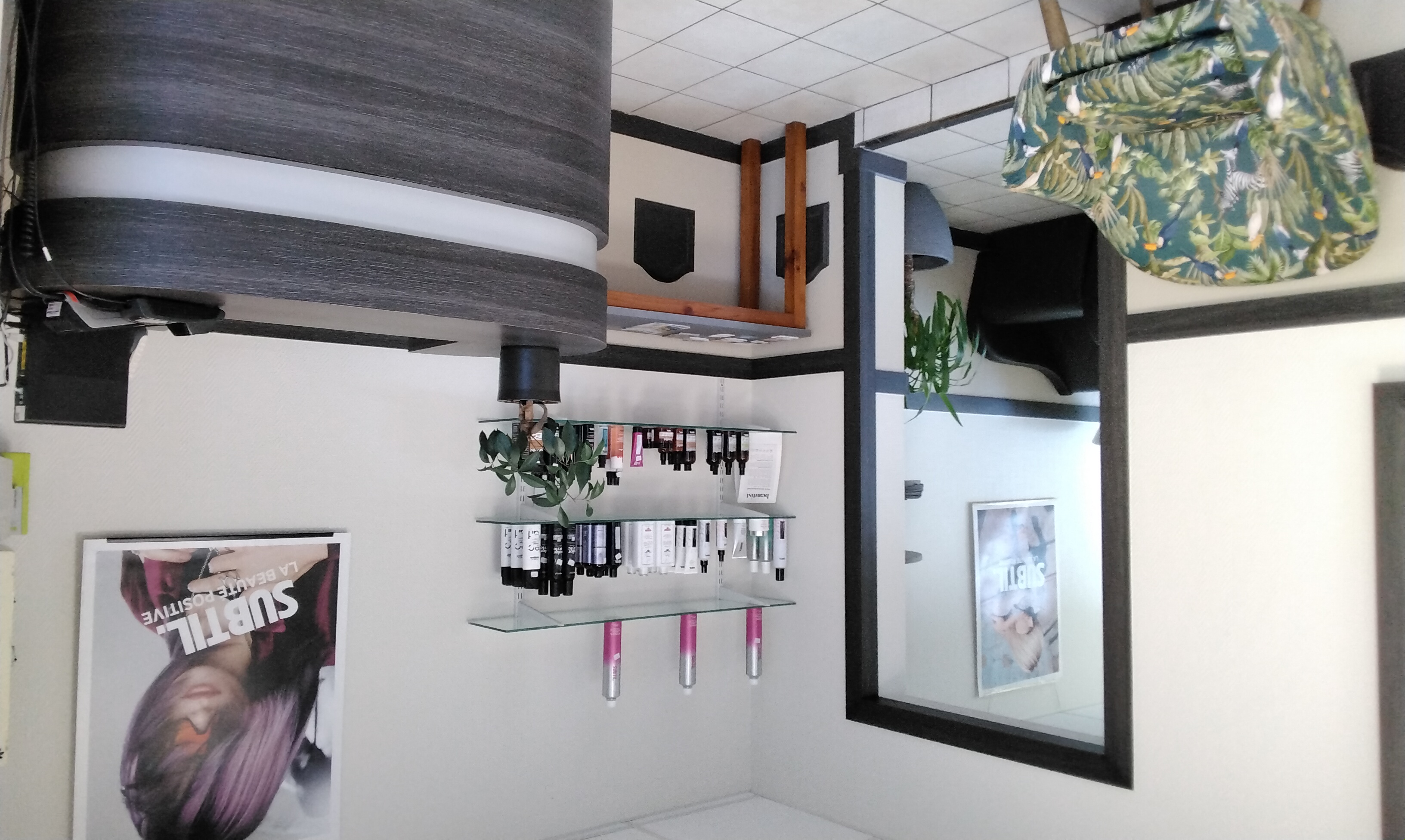 À vendre salon de coiffure en Bretagne dans le Morbihan créé depuis 25 ans dans une commune de 1900 habitants sans concurrence.