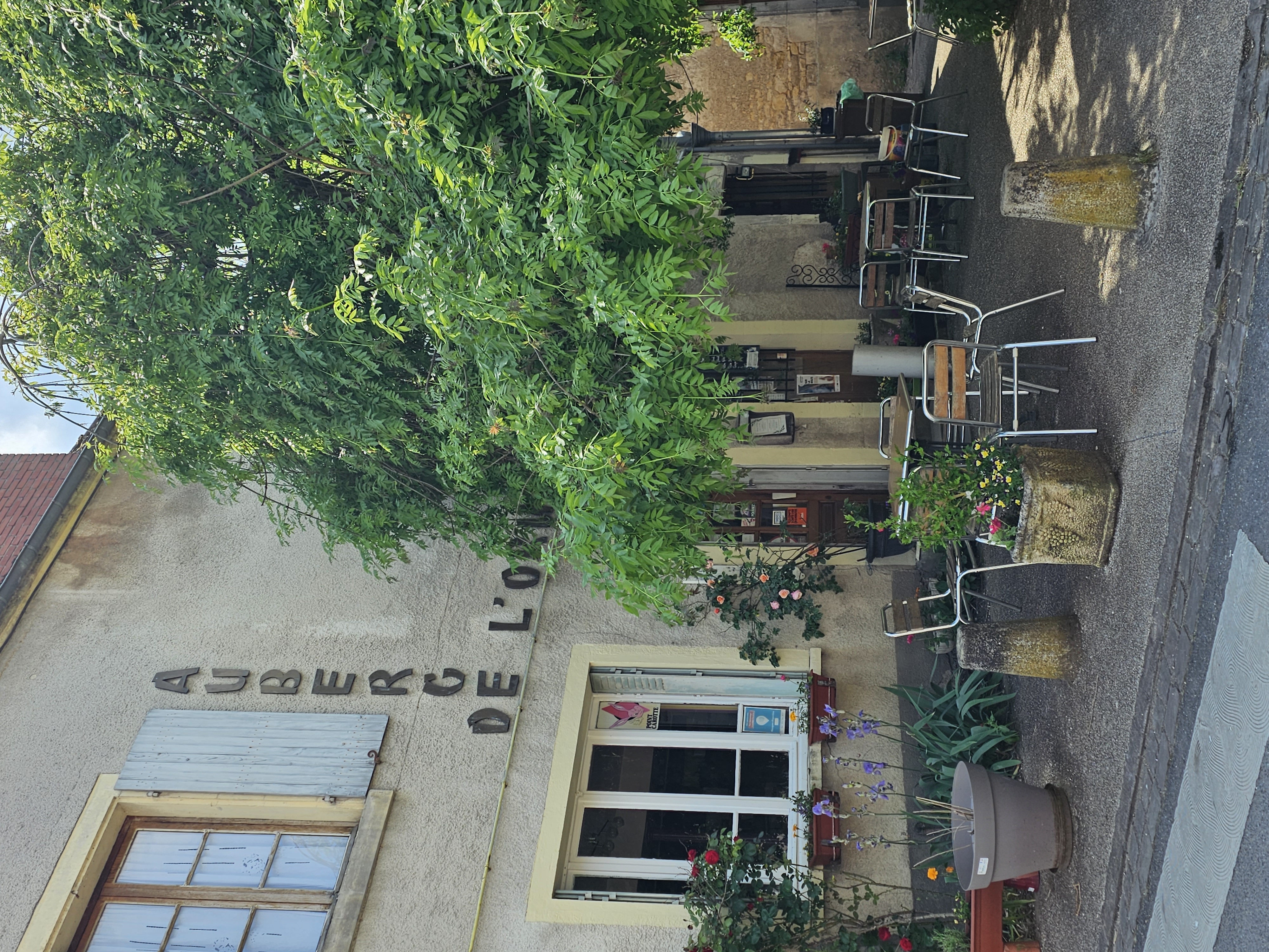 Vente pour départ en retraite. 
Commerce prospère sur la commune de Surgy proche du Canal du Nivernais et Clamecy.
Cet établissement propose diverses prestations annexes (FDJ, Point Nickel, vente du topo des Roches de Basseville et vente de carte de pêche)
Pour le bar nous avons une licence IV. 
Le restaurant a une capacité de 40 couverts environ et une terrasse ombragée en plus d'environ 20 couverts. 
La cuisine est fonctionnelle. 
À l'étage se trouve la partie hôtel avec 5 chambres. 
Au deuxième étage se trouve une partie habitable. 
Cet établissement possède une cave voûtée avec la chaufferie à fioul. 
Pour plus de renseignements merci de me contacter par téléphone