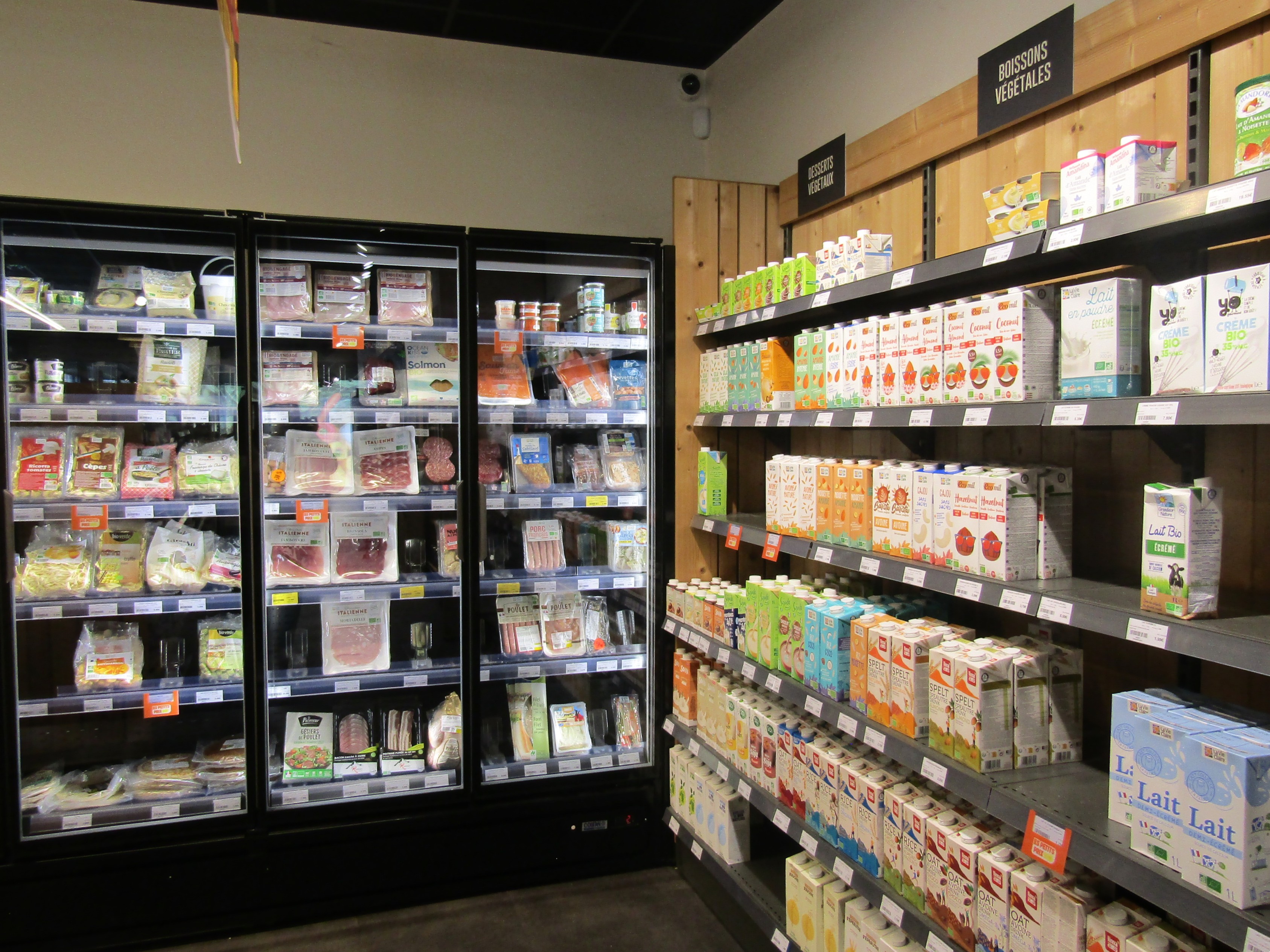 À céder, un commerce alimentaire bio, franchisé.
Située à Mende (préfecture de la Lozère), à proximité immédiate d’autres commerces et services, la boutique bénéficie d’une forte visibilité. Son emplacement en bordure d’une route nationale très fréquentée, ainsi que sa large vitrine, lui assurent une excellente exposition.
L’établissement fermé depuis juin 2026, est facilement accessible à pied comme en voiture, avec des places de stationnement situées devant le magasin. 
L’établissement dispose d’une surface commerciale de 350 m², il comprend également une réserve, une chambre froide, une salle de pause, un bureau et un vestiaire. 
L’activité comprend la vente de produits alimentaires bio : épicerie sèche, produits frais et surgelés, fruits et légumes, boissons, ainsi que les produits locaux (miel, confiture, fromage), droguerie…
En complément, le magasin assure la cuisson et la vente de pain bio.
La diversité de l’offre attire une clientèle de particuliers, locaux comme touristes en période estivale. 
Cette affaire est idéale pour deux associés ou pour un couple. Aucun salarié en poste.

Vente du fonds de commerce : 60 000 €         Bail commercial : 2 830€ /mois