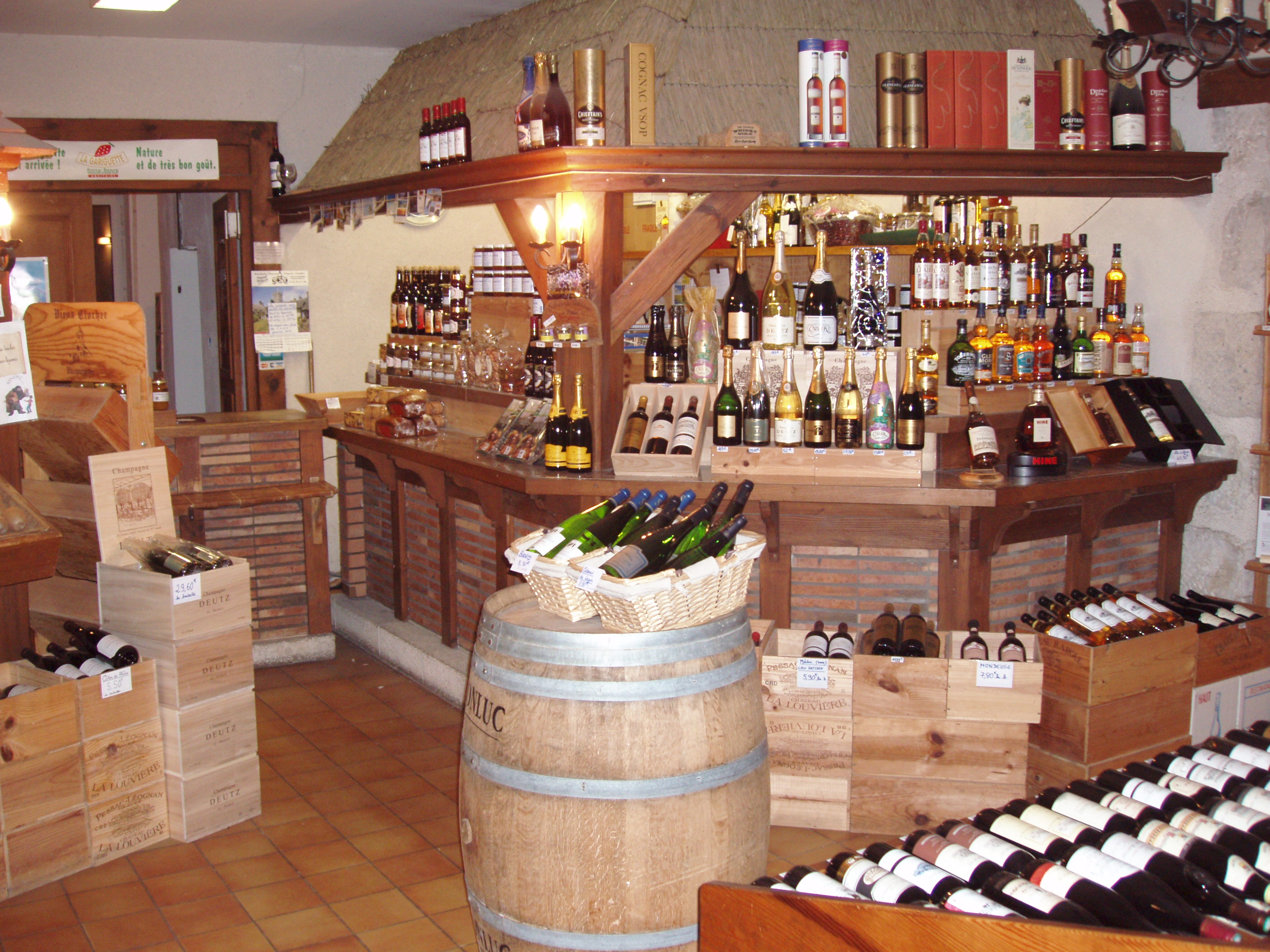 Avec plus de 30 ans d'existence, ce commerce a su fidéliser une clientèle locale et bénéficie d'une excellente notoriété. Emplacement centre ville avec parking à proximité.
Charme et authenticité font de ce lieu un commerce à reprendre idéalement par un couple motivé et dynamique. 
D'une surface de vente de 90m2 et environ 30m2 de zone de stockage attenant à la boutique, une chambre froide positive de 8m2, une cours privative et un porche couvert de 40m2 en font une affaire "clé en main" avec un fort potentiel de développement.
Bail renouvelé en Février 2024 : 3/6/9 - Loyer 772€
Accompagnement possible au démarrage