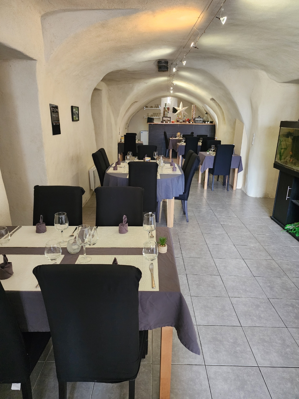 Bar Restaurant avec licence IV situé dans une zone touristique prêt du Cirque de Navacelle, dans un petit village médiéval avec un château datant du 13ème siècle refait par Viollet Le duc, la salle du restaurant compte 30 couverts et dispose de 2 terrasses au beau jour et d'un patio.
Étant situé sur une étape du chemin de St Guilhem  le désert, il y'a beaucoup de marcheurs durant la saison qui s'étale du printemps jusqu’à l’automne. La saison estivale est très touristique pour se petit village aux portes des grands causse.