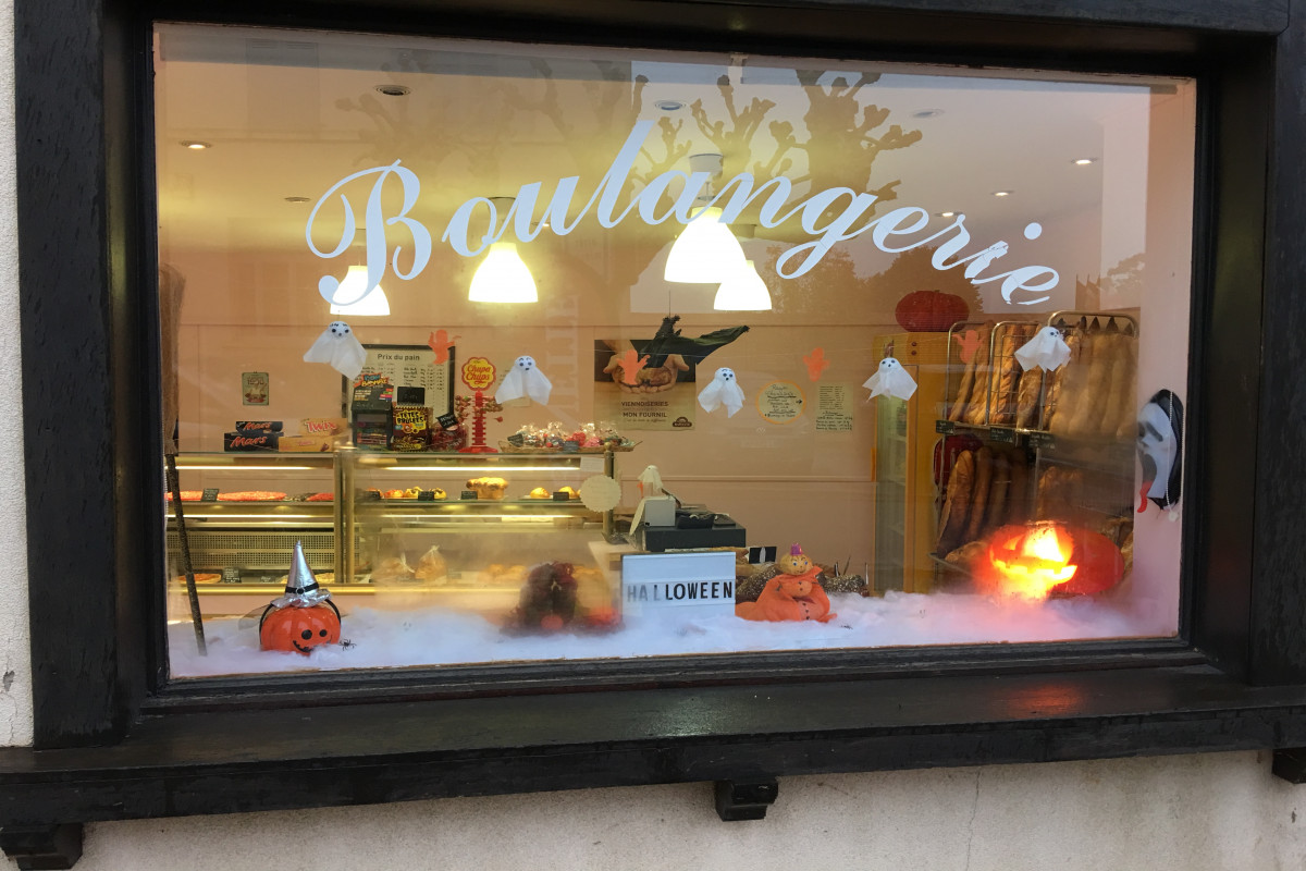 vend fond de commerce boulangerie  avec logement tres spacieux acec terrain et piscine hors sol.