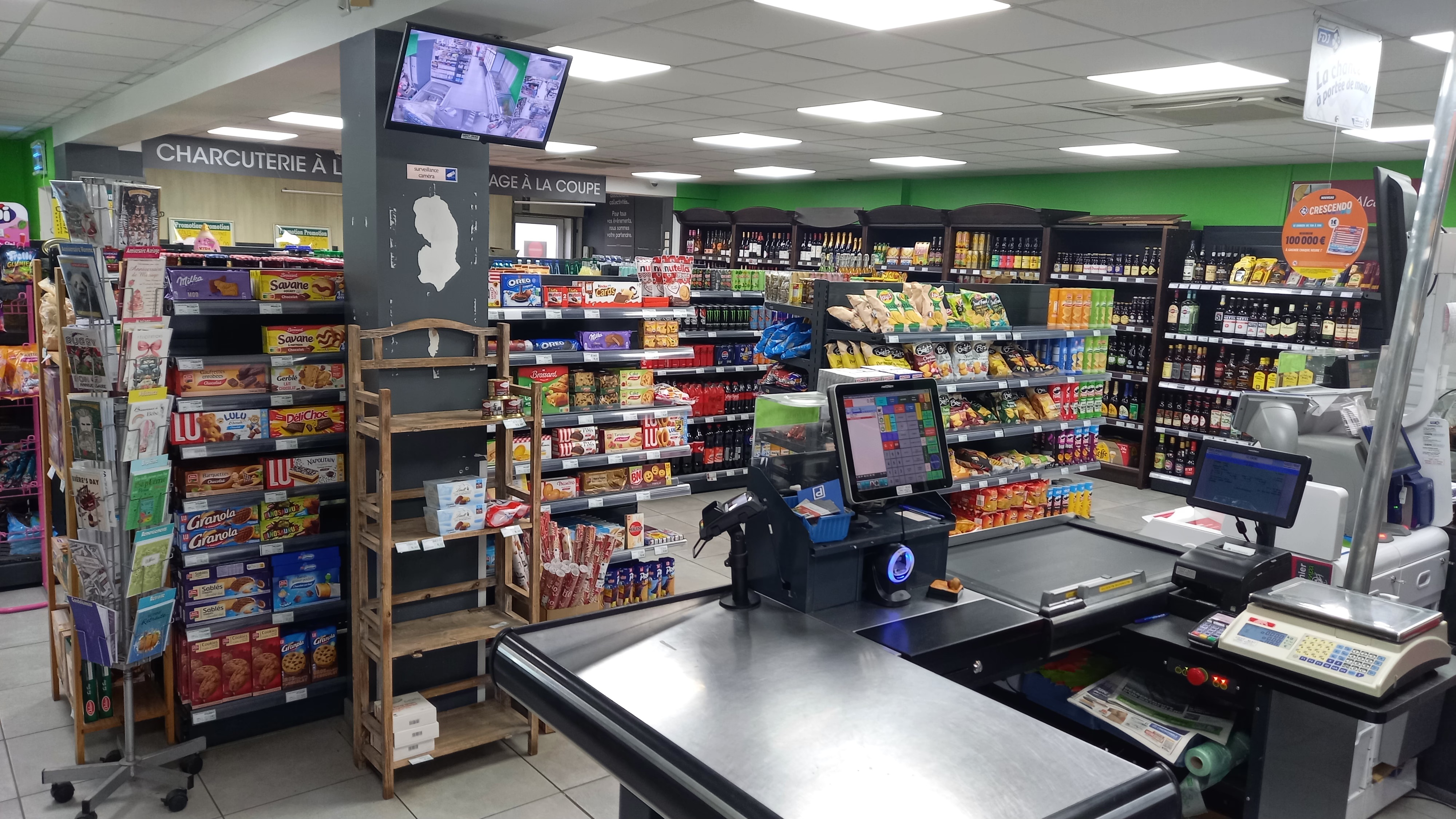 Fonds de commerce sous enseigne Panier Sympa à reprendre dans un village des Flandres pour raisons de santé.
Située au cœur du village, cette supérette de 150m2 permet d'offrir tous les services des habitants (fromages et charcuterie à la coupe, boulangerie avec point cuisson, fruits et légumes, gaz, brasserie et les principaux produits de consommation courante. 
Vous profiterez également de l'habitation jumelée au magasin comprise dans le loyer du magasin.
Pour tout renseignement premier contact par mail pour vous présenter et nous vous recontacterons au plus vite.