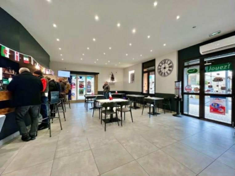 ➡ Fond de commerce Café-Bar-Restaurant, FDJ et PMU. Aucun travaux à prévoir, refait à neuf il y a seulement quelques années.

➡ Cet établissement de 112 m² vous propose une partie bar d'une surface de 64m² environ et une partie salle de restaurant d'environ 30m² pouvant accueillir une trentaine de couverts.
Les deux salles sont climatisées.

➡ Cet établissement possède une cuisine professionnelle tout équipée et très bien entretenue. Une terrasse de 24 places assises sera également utile.

Loyer mensuel de 1150 euros TTC/ mois, et taxe foncière annuelle à la charge du loueur.
Pas de salariés vendus avec le fond de commerce  et aucun contrat fournisseur en cours.
