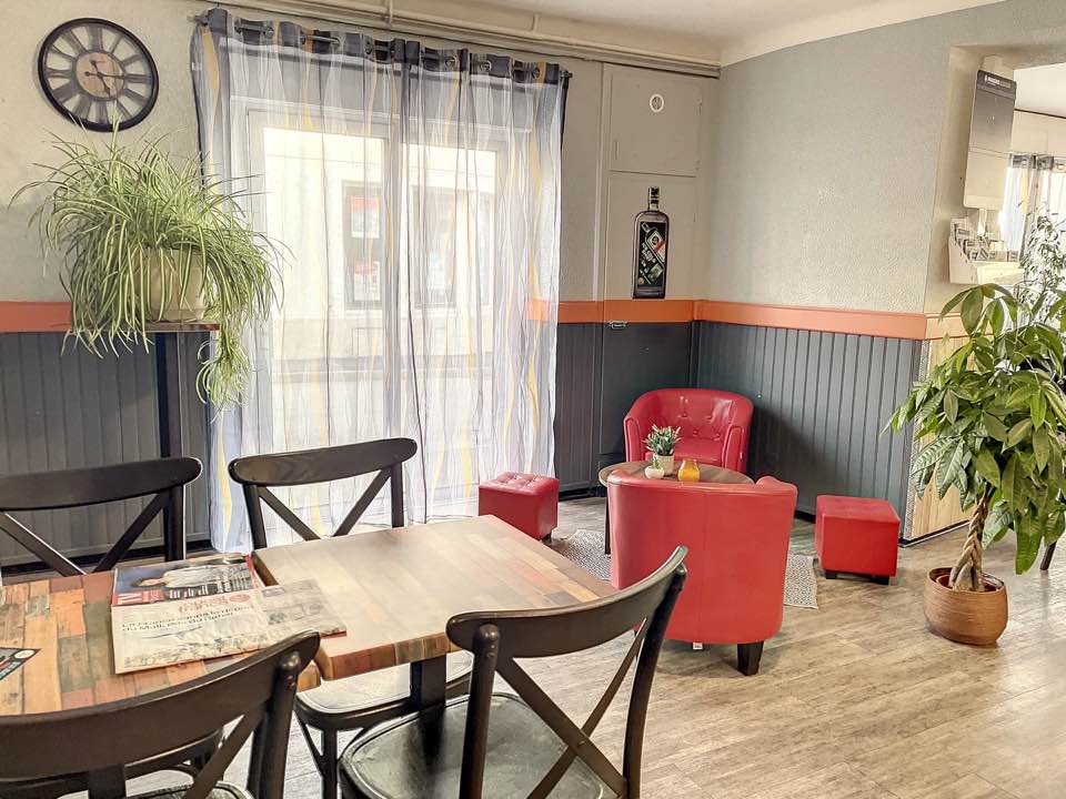 MURS ET FOND DE COMMERCE  LA ROCHE SUR YON (85)
Opportunité Exceptionnelle : Murs Commerciaux et appartement – 11% de rentabilité
Bar, PMU, FDJ et Snacking  – opportunité à saisir au cœur du village, cet établissement profite d’un emplacement stratégique, idéal pour attirer la clientèle locale et les visiteurs. Note avis google 4,7/5 148 avis
Les grandes fenêtres baignent l’intérieur de lumière naturelle, offrant une atmosphère lumineuse et agréable tout au long de la journée.



Ce bien représente une excellente opportunité pour un entrepreneur souhaitant développer son activité dans un lieu dynamique et accueillant.
Ne manquez pas l’occasion de faire de ce commerce votre propre succès à La Ferrière.

*Bar et Snack en Activité + Grand Appartement T2*

Description : 
– Fonds de commerce  et murs : Bar, jeux et snack en activité, idéalement situé
Commerce :
– salle avec bar de 80 m2
– espace jeux de fléchettes et toilettes de 8 m2
– arrière cuisine, cuisine et cellier 16 m2

Appartement T2 à l’étage :
– Grande pièce à vivre de 35 m² avec cuisine ouverte
– 1 chambre spacieuse avec dressing
– Salle de bain et toilettes indépendantes
– Terrasse extérieure en rez-de-chaussée

*Investissement Unique*

Ne manquez pas cette opportunité d’acquérir des murs commerciaux avec un potentiel de revenus locatifs.

Peut être vendu séparément.

Contactez moi pour plus d’informations et pour organiser une visite !