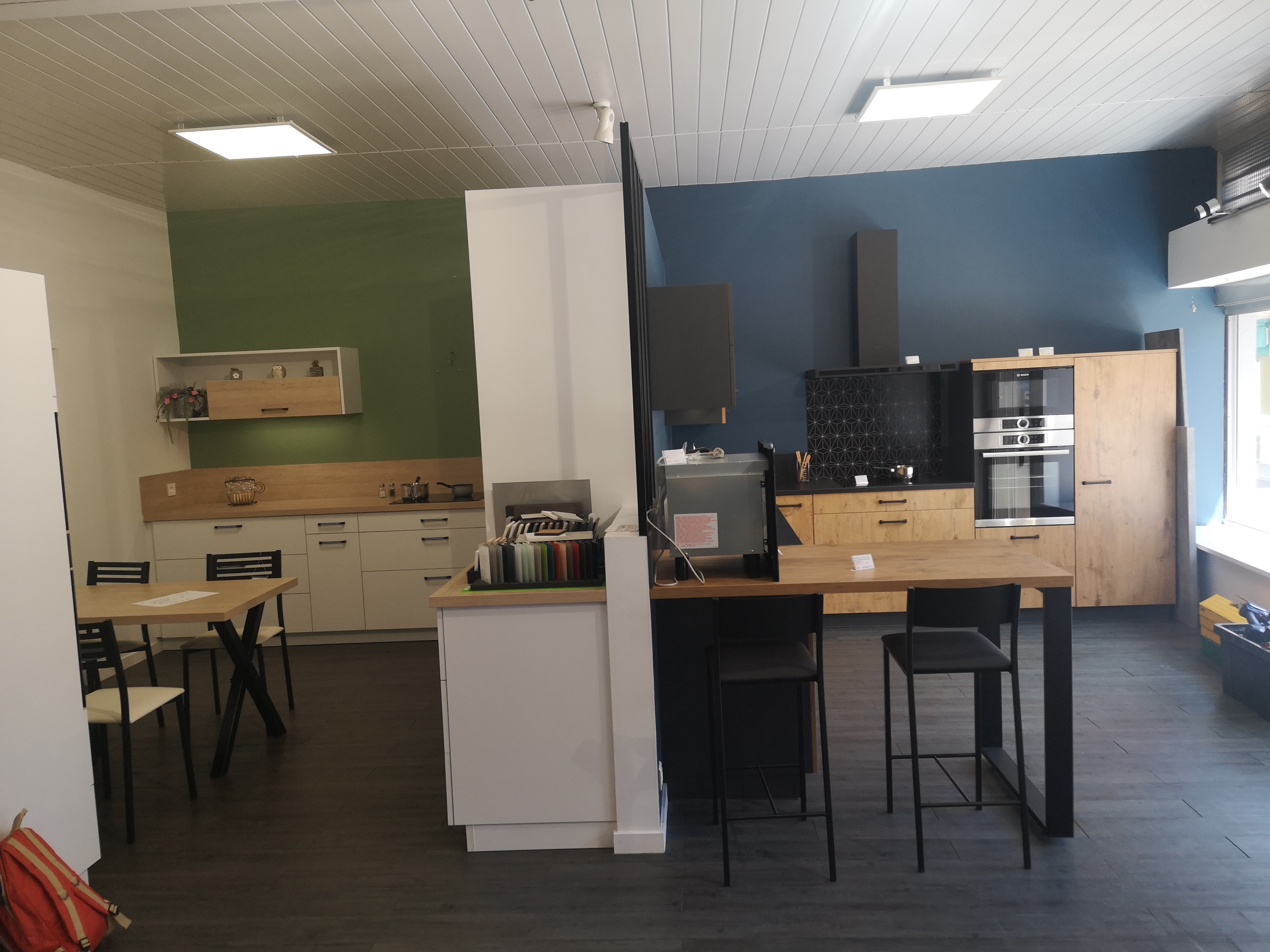 Cadre de vie :
Situé au cœur de La Côte Roannaise, Renaison est un bourg commerçant de 3 000 habitants avec une dynamique économique et une attractivité très fortes, avec une large zone de chalandise et une offre très complète et diversifiée. C'est aussi un pôle de services pour les villages des environs.

Description du local : Bel espace commercial au cœur de Renaison avec parking à proximité dans une rue commerçante. Local 92 m² (grande pièce 50 m², cuisine, bureau, petite cour intérieure, WC, dégagement, chaufferie, cave). Chauffage central au gaz, 2 grandes vitrines équipées de volets roulants.

Prix : loyer 590 € HT / mois charges comprises

Aides financières : Accompagnement personnalisé des porteurs de projets par les services de Roannais Agglomération. Possibilité d'accompagnement du conjoint. Aides à l'investissement (30 %) Région et Roannais Agglomération. Prêts d'honneur et garantie de prêts en lien avec Initiative Loire et Loire Active.