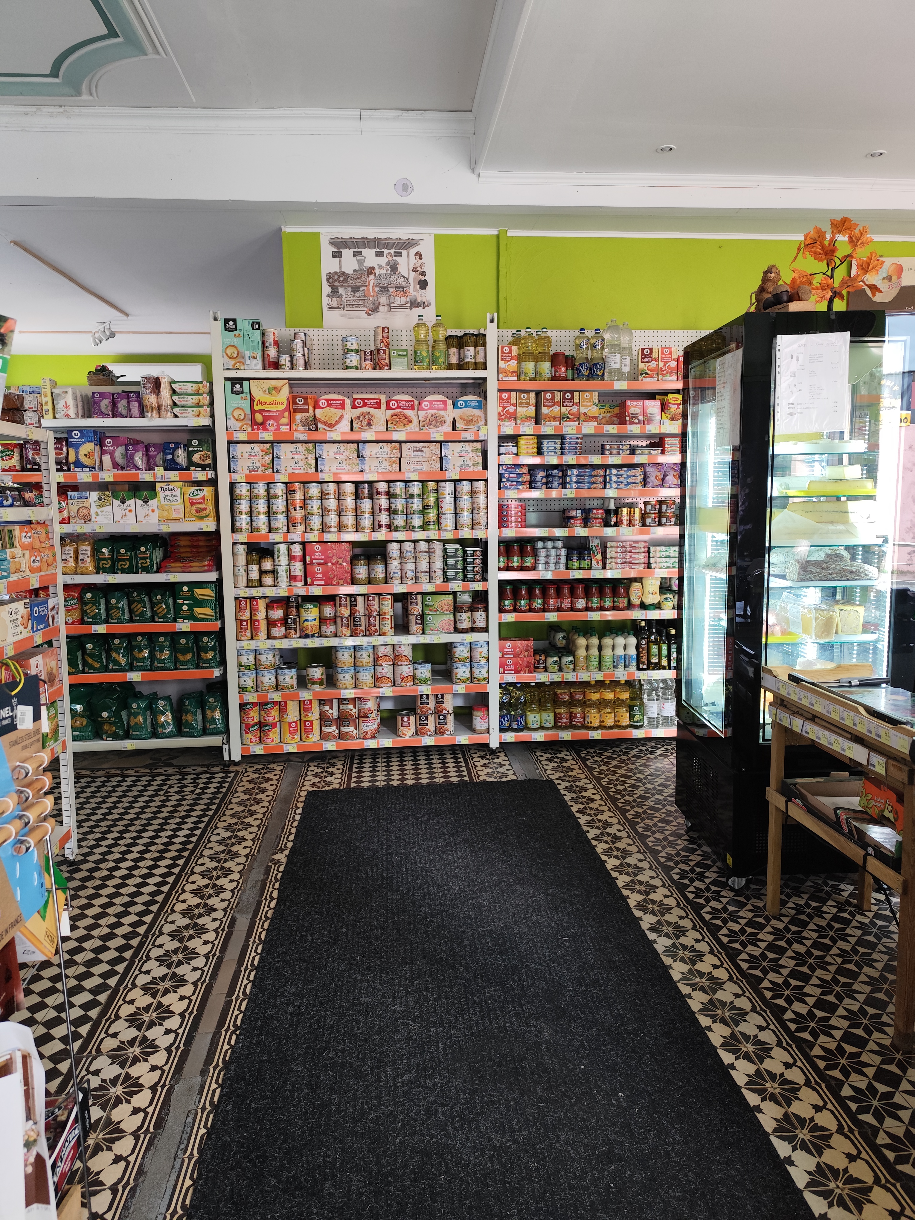A vendre fonds de commerce situé dans le village d’Anost, au coeur du Parc Naturel Régional du Morvan.
Avec ses commerces et ses services, Anost sait attirer et garder une clientèle locale, de résidents secondaires, et de touristes.
L’épicerie située au centre bourg, doit être tenue par un couple dans l’idéal, avec sa surface de vente de 100 m², elle propose des produits d’alimentation générale, de la presse, le journal de Saône et Loire, des produits locaux et du gaz.
Des livraisons à domicile sont faites régulièrement.
Une réserve attenante de 40 m² et un bureau aménagé de 15 m² complètent l’ensemble.
Le magasin est régulièrement entretenu, avec du matériel récent
Il n’y a pas de travaux à prévoir
Dernier CA TTC : 366 826 €
Il sera possible de reprendre le contrat d’approvisionnement schiever
La vente comprend :
le fonds de commerce : 100 000 €
la partie habitation et murs commerciaux : 250 000€
L’appartement de 200 m² situé au dessus du commerce est lumineux, et sans travaux à prévoir