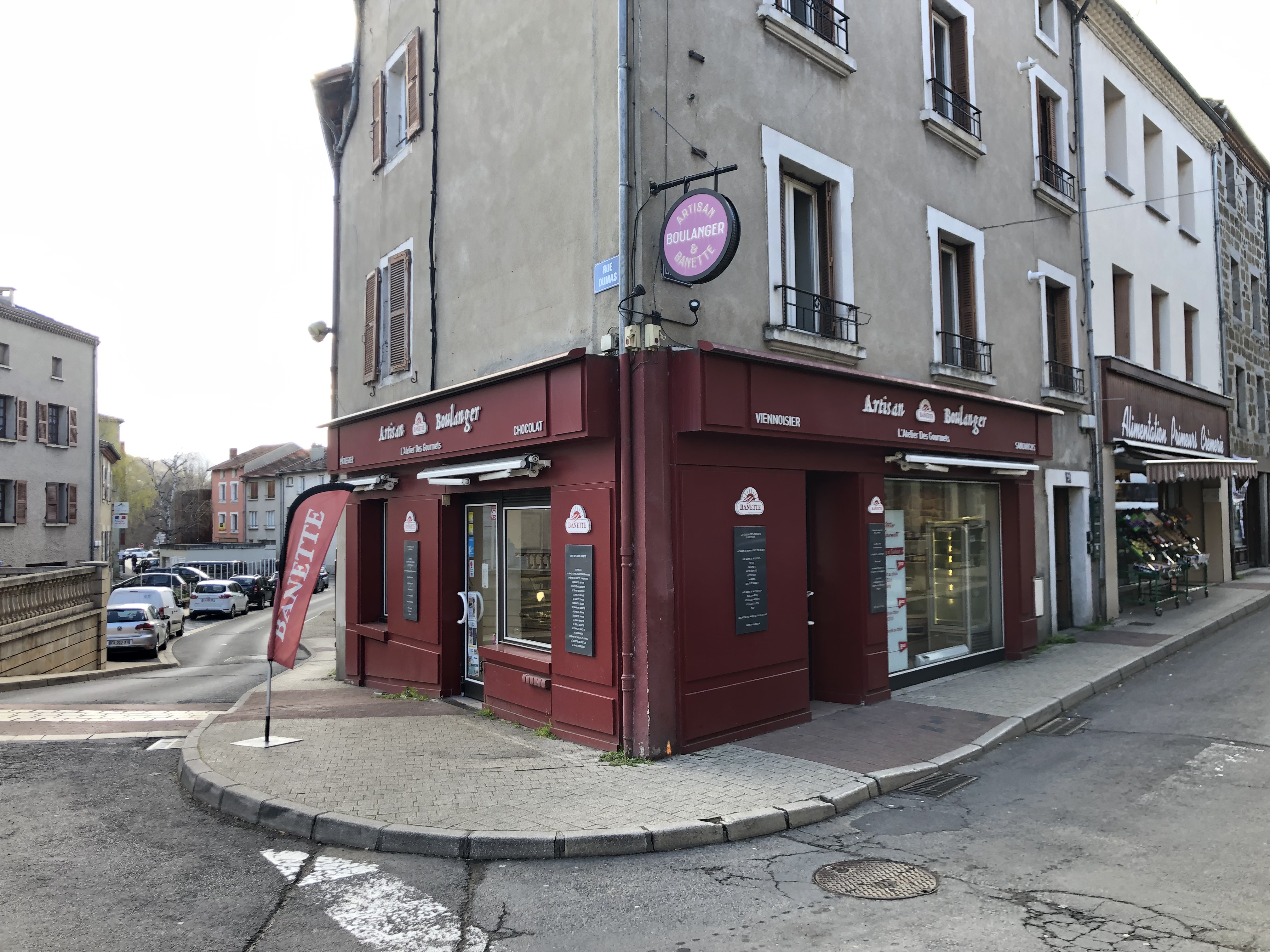 DESCRIPTION TECHNIQUE


Fonds de commerce de boulangerie-pâtisserie dans la commune de Langeac (43300) à reprendre pour cause de changement d’activité, comprenant du matériel professionnel complet dans un excellent état et permettant l’exploitation du commerce dès la reprise, idéal pour un couple. 

Ce commerce bénéficie d’un très bon emplacement, faisant l’angle au niveau d’une des trois rues les plus commerçantes de Langeac, à quelques pas de la mairie et entouré d’autres commerces de proximité amenant beaucoup de passage (épicerie de centre, boucherie, bijouterie, bar, restauration rapide, …). Par ailleurs, deux entrées existent sur le local en plus de l’entrée principale en boutique (une pour l’atelier boulangerie et une pour l’atelier pâtisserie). La superficie totale est de 120m² répartie comme suit : 40m² pour la partie pâtisserie, 40m² pour la partie boulangerie et 40m² pour la partie boutique. En plus de ces 120m² une réserve de 60m² à l’étage est comprise dans le bail. Le loyer est quant à lui de 761 €/mois.

Au niveau du matériel, la partie boulangerie comprend : un four électrique de 3 niveaux de 2001 en très bon état (en contrat avec le tarif particulier et un compteur à part, ce qui limite les charges d’énergie), 3 chambres froides, une diviseuse, une façonneuse, un repose pâton, un pétrin, une tour réfrigérée, un refroidisseur d’eau et tout le petit matériel habituel. La partie pâtisserie comprend quant à elle : une plonge, un frigo, un conservateur et un surgélateur, un laminoir, une tour réfrigérée, un four rotatif au gaz de ville, un batteur, une tritico, une machine à glace italienne. Est également compris dans le fonds tout le matériel de boutique (trancheuses, vitrines, …) et les rangements de la réserve.

Le commerce fonctionne actuellement avec un boulanger, un pâtissier et trois serveuses, pour une ouverture 6j/7 de 6h à 19h, et propose la gamme classique de la boulangerie pâtisserie, salades et sandwichs pour les travailleurs, glaces l’été… Repris en 2015, son chiffre d’affaires n’a fait qu’augmenter depuis pour atteindre 270 000 € au dernier bilan. Les charges sont de 630 €/mois d’électricité et 300€/mois de gaz.
4 appartements existent au-dessus du commerce, leurs disponibilités est à discuter avec le propriétaire des murs.
Prix de vente du fonds : 130 000 €.

TERRITOIRE


Cette boulangerie est située au sein de la Communauté de communes des rives du Haut-Allier (CCRHA), dans le département de la Haute-Loire, récemment élu département préféré des français au plan de l’attractivité touristique. Le territoire de la CCRHA compte 16 000 habitants et est sillonné du nord au sud par la rivière Allier. Le paysage aux multiples nuances de vert et de bleu alterne gorges et plateaux volcaniques typique de l’Auvergne, garantie d’un cadre naturel exceptionnel et préservé. Son patrimoine historique et architectural complète son charme.  

La commune de Langeac, dont la population est d’environ 3 500 habitants, dispose de nombreux artisans, commerces, associations et services publics. De nombreuses entreprises et deux zones d’activité sont sources d’emplois et d’attractivité économique. De plus, le camping trois étoiles connait une belle fréquentation en augmentation depuis les 4 dernières années (pics à 1 200 personnes/j en été). Traversée par l’Allier, Langeac offre un cadre naturel reposant et charmant, renforcé par la présence de l’île d’Amour qui participe à son attractivité, notamment touristique. 
Le territoire du Haut-Allier est facilement accessible depuis l'autoroute A75, à 1h de Clermont Ferrand et 3h de Montpellier. L’axe routier principal est la N 102 prolongée par la N 88 qui le relie à St Etienne et Lyon en 2h30. Des gares de proximité assurent la desserte ferroviaire sur la ligne Paris, Clermont-Ferrand, Nîmes via Langeac, le bourg-centre. Langeac est par ailleurs située à 30 minutes du Puy en Velay, préfecture du département. 

Disposant de nombreux services et commerces le territoire répond à tous les besoins principaux de la vie dans un rayon de moins de 20 min en voiture. Le tissu associatif est aussi très développé (plus d'une centaine d'associations) et propose des activités culturelles, sportives, de loisirs... Le Haut-Allier offre ainsi une vraie qualité de vie à ses habitants. Un solide secteur industriel et agricole complète le bassin d’emplois, ainsi qu'une économie touristique forte.

AIDES INSTALLATION 


L'ensemble de la CCRHA se trouve en ZFRR (zone de revitalisation rurale), ce qui induit une exonération d'impôts sur la société pendant 5 ans.
Des aides financières liées à la reprise d'une boulangerie peuvent être attribuées par la Communauté de communes, la Région et l'Europe. 
Cette boulangerie-pâtisserie n’attend plus que vous !!
Contact : 
Propriétaires : nicolassanial2511@gmail.com / 06.26.27.41.26
Communauté de communes : Joseph LAURENT / j.laurent@rivesduhautallier.fr / 06.66.44.48.06