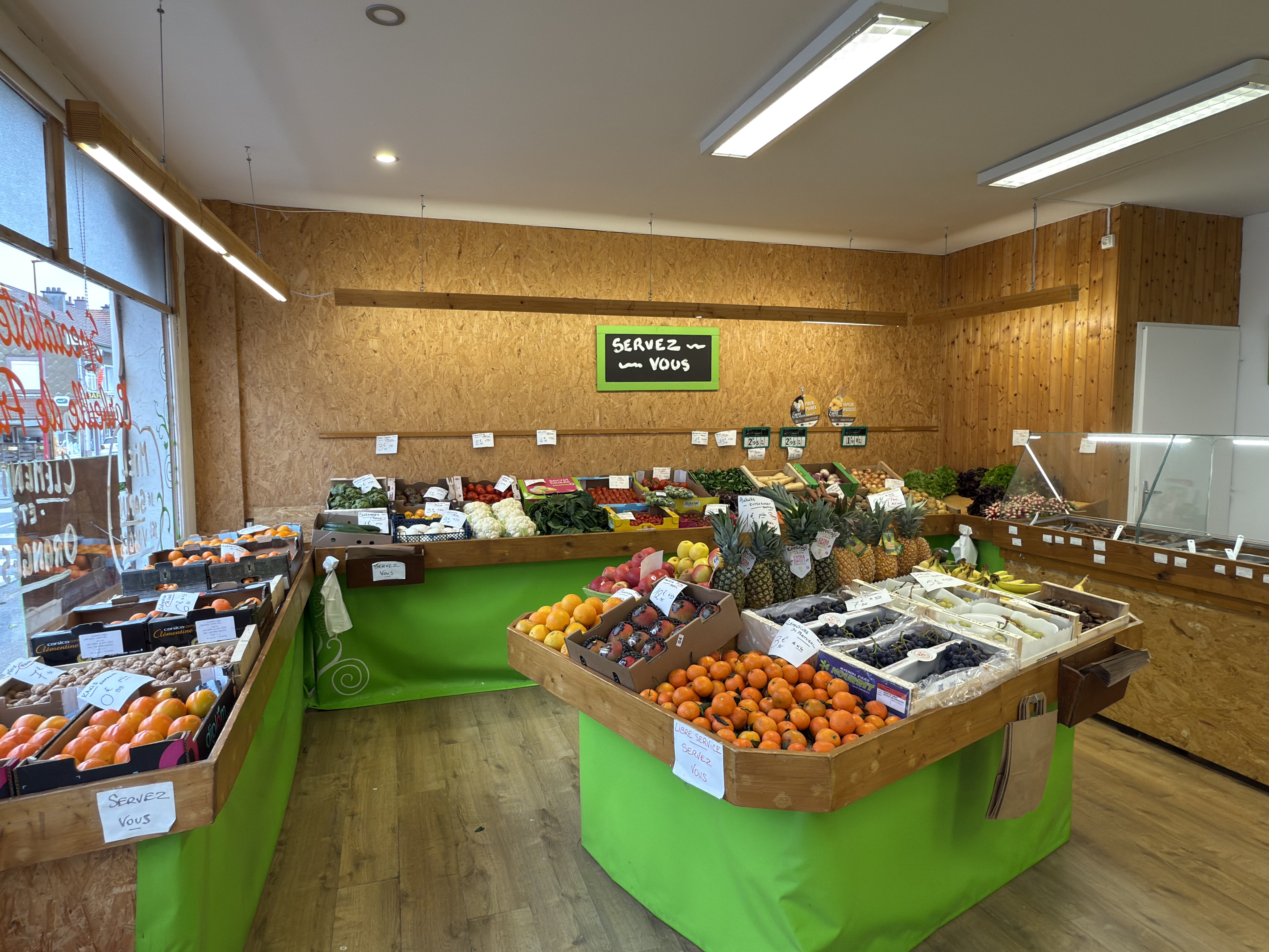 vends pour cause de retraite à Gerardmer ville très touristique
magasin de fruits et légumes (bio et conventionnel)
Local de 120 M2 comprenant une partie magasin de 50 M2 et une réserve de 70 M2 avec chambre froide.