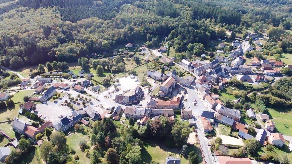 Situé sur le plateau de Millevaches au c?ur du Parc Naturel Régional de Millevaches en Limousin proche des lacs de Vassivière (1000 ha) et de Lavaud Gelade, Royère de Vassivière  est une station estivale réputé pour ses activités de pleine nature (Randos, VTT, pêche, équitation, activités nautiques?).
Avec ses 600 habitants, Royère de Vassivière est un bourg actif regroupant un ensemble de commerces et services (Supérette, bar-restaurant, Tabac-presse, garage, station-service, borne électrique, maison de santé pluridisciplinaire, pharmacie, la Poste avec label France service, École Primaire, Médiathèque, Point d?information touristique).
Grâce à sa dynamique locale, associative et touristique, la commune multiplie par 10 sa population en période estivale.
Elle dispose également d?hébergements communaux et privés.
Dû à des problèmes de santé, la commune recherche un repreneur pour une boucherie charcuterie  tenue de père en fils depuis plus de 70 ans.
La partie professionnelle offre 200m2 de boutique, cuisine, laboratoire, 2 chambres froides, garage et réserve.
La commune s?engage à remettre à neuf le gros matériel et à faciliter l?accès au logement pour le repreneur.
Exonérations fiscales au titre de zone de revitalisation, renseignements au service «développement économique» de  la com-com creuse Sud ouest, David Giraud au 06 43 75 29 53: developpement.economique@creusesudouest.fr
Toutes les propositions de reprise seront examinées et toutes solutions pourront être envisagées.
Pour des renseignements complémentaires concernant les murs et le matériel, contacter Mr Bord Jean Jacques 07 83 09 16 65
Contact mairie : contact@mairie-royeredevassivière.fr