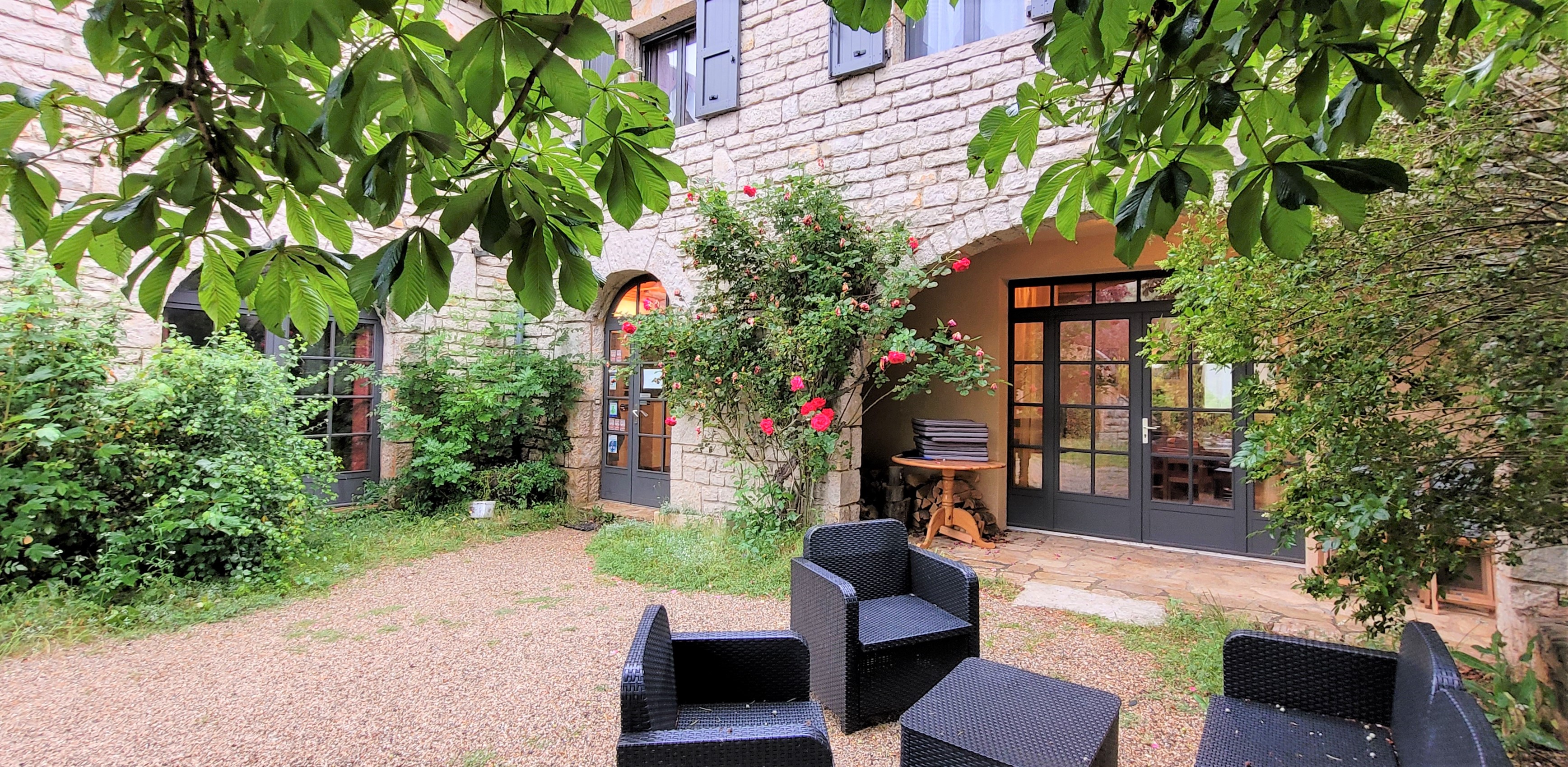 À céder, en Lozère, sur le Causse Méjean, une grande bâtisse composée de 5 chambres d’hôtes, d’un gîte de séjour et d’un logement privé de 100m². Cet établissement se situe aux portes des Gorges du Tarn, à plus de 800 mètres d’altitude. 
Les divers GR à proximité permettent d’accueillir de mars à novembre, de nombreux randonneurs à pied, avec ânes ou chevaux, ainsi que des cyclistes.
C’est dans ce lieu calme et paisible que les vacanciers aiment venir se détendre et se relaxer, tout en appréciant les nombreux atouts touristiques : implanté dans le Parc National des Cévennes (Causses-Gorges), détenteur du label RICE (Réserve internationale de ciel étoilé), brame du cerf, brebis et bergeries, vol des vautours sont littéralement à portée de main. 
La table d’hôtes propose des produits du terroir cuisinés maison. 
Les chambres d’hôtes permettent de recevoir 15 personnes. Le gîte, classé deux étoiles peut accueillir 4 personnes grâce à sa superficie de 30m². 
L’affaire est toujours en activité. Le propriétaire poursuit les embellissements et aménagements réguliers, tout en consolidant ses partenariats, notamment avec des opérateurs spécialisés dans la randonnée. La bâtisse en pierre calcaire, typique du Causse comprend un hall d’accueil, une salle à manger de 50m², une cuisine semi-professionnelle de 20m², 5 chambres d’hôtes, une chambre d’ami, un gîte de séjour et un logement privé composé d’un séjour avec insert de cheminée, deux chambres, une salle de bain, une buanderie et des combles (non aménageables). 
Le terrain arboré de 5 000m² permet d’accueillir des ânes et/ ou des chevaux – label Accueil équestre Lozère. Il offre également un espace de stationnement pour les véhicules, ainsi qu’un cabanon dédié aux vélos et un carport pour les motos - labellisé Accueil Moto Lozère. Ce vaste terrain donne l’occasion de prendre le temps d’admirer le coucher de soleil devant ce bel édifice.

Accompagnement possible par le propriétaire lors de la reprise.

Vente de l’ensemble (fonds de commerce, murs et terrain) : 495 000 €