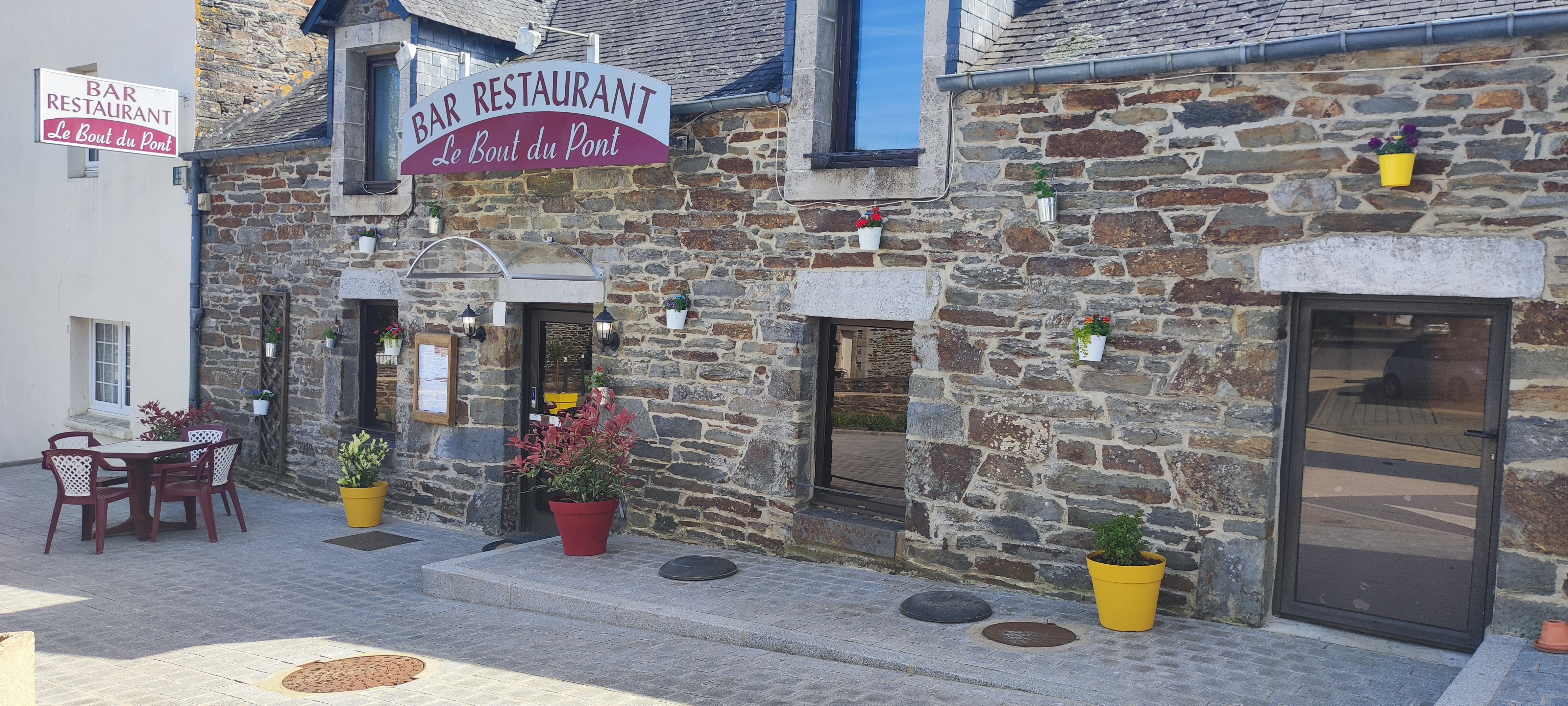 En toute propriété (murs et fond) restaurant/bar licence IV. 

Le bâtiment possède une surface commerciale de 238 m². Comprenant : 
une salle de 100m² pour une capacité d'environ 70 couverts
une cuisine équipée de 20m² (chambre froide, plonge, four à 8 niveaux Electrolux, fourneau à gaz, friteuse électrique 10L, robot multifonction, etc…)
un bar de 60m² (pas de contrat brasseur)

Le bâtiment dispose également d’un petit appartement fonctionnel à rafraîchir, d’une surface de 60m², composé de 3 pièces et une salle d'eau/WC. 

A cela s’ajoute une terrasse de 50 couverts ainsi qu’un parking de 1000 m². 


Le restaurant est bien desservi : proche de la N164, à deux pas du canal de Nantes à Brest et en bord de la Vélodyssée, Il est entouré de nombreux lieux patrimoniaux (Lac de Guerlédan, Abbaye de Bon-Repos, Forges des Salles…). Le restaurant est à moins de 50 mètres d’un camping et est proche de toutes commodités (banques, médecin, pharmacie, petit marché local toute l’année, épicerie, piscine, écoles…).