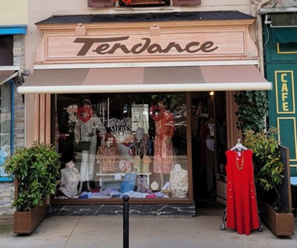 À SAISIR : Reprenez votre indépendance avec une boutique de prêt-à-porter féminin à Marcigny (Bourgogne du Sud)
Vous rêvez de devenir votre propre patronne et de travailler dans un environnement convivial et élégant ? Saisissez cette opportunité unique de reprendre une boutique indépendante de prêt-à-porter féminin et accessoires de mode, reconnue pour son service client chaleureux et ses collections soigneusement sélectionnées.
Points forts de l’affaire
•	Chiffres clés :
o	Chiffre d’affaires moyen : 113.000 €
o	Marge brute : 48,7%
o	Valeur ajoutée : 36,5%
•	Positionnement commercial attractif :
o	Articles renouvelés régulièrement grâce à des achats hors collection.
o	Marques emblématiques : C’est Beau la Vie, Christine Laure, etc.
o	Reconnu pour proposer des tailles atypiques, un véritable plus pour la clientèle.
o	Clientèle fidélisée : 40% locale et 60% régionale, grâce à une page Facebook dynamique.
•	Localisation stratégique :
o	Emplacement de premier choix sur la place principale du centre-ville, entourée de commerces complémentaires.
o	Zone de chalandise : 11.500 habitants à moins de 25 minutes.
o	Présence d’un marché hebdomadaire réputé, renforçant l’attractivité.
•	Cadre et équipements :
o	Surface de vente lumineuse et bien agencée (45 m², vitrine 5 m linéaires).
o	2 réserves et un appartement T3 inclus.
o	Accessibilité PMR conforme, climatisation réversible, aucun travaux à prévoir.
o	Agencement moderne et de belle facture.
Pourquoi cette opportunité est faite pour vous ?
Vous êtes passionnée par la mode, vous aimez conseiller et accueillir une clientèle exigeante dans un cadre convivial, et vous aspirez à une nouvelle vie professionnelle où vous êtes indépendante et propriétaire de votre propre affaire.
Conditions de cession
•	Montant souhaité : 50.000 € pour le fonds (hors stock).
•	Accompagnement proposé par le cédant pour une transition en douceur.
Envie de changer de vie ?
Contactez-nous et démarrez une aventure entrepreneuriale passionnante dans une région charmante et dynamique !