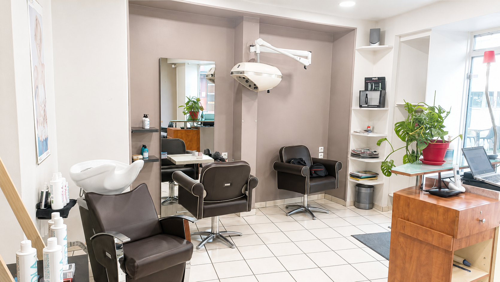 En plein centre-ville de Melle , avec parkings gratuits à proximité immédiate , ce fonds de commerce de coiffure représente une belle opportunité pour un professionnel souhaitant reprendre un salon clé en main , déjà exploité et avec une clientèle fidèle .

Le local d'environ 45m² est bien agencé et comprend :
Un espace accueil avec comptoir , 3 postes de coiffage , dont 2 postes coiffure/barbier (fauteuil Belmont) , et 1 bac de lavage
Un deuxième espace avec 2 postes de coiffage et 1 bac de lavage
Une réserve
Une courette
Une cave

Les points forts :
Emplacement central
Facile d'accès
Parkings gratuits à deux pas
Clientèle régulière et fidèle
Aucun salarié à reprendre
Aucun passif
Salon exploitable immédiatement

Le prix comprend :
Le matériel
Le mobilier
La clientèle
Le droit au bail

Chiffres clés :
CA 2025 : 59 575 € HT
EBE : 11 097 € HT , soit 18,6 %​ du chiffre d'affaires
Loyer : 460 € HT/HC par mois

Fort potentiel de développement pour :
Un coiffeur souhaitant se mettre à son compte
Un duo d'associés
Une structure avec gérant 
Un salon souhaitant élargir son amplitude d'ouverture et ses prestations

Profitez d'être accompagné par un réseau de proximité dédié aux salons de coiffure indépendants : pilotage, gestion, management, formation des équipes, techniques, produits et référencement.

Prix ​​: 32 000 € FAI

Une vraie opportunité pour reprendre un salon bien placé, opérationnel, avec un faible loyer et un potentiel de progression.
