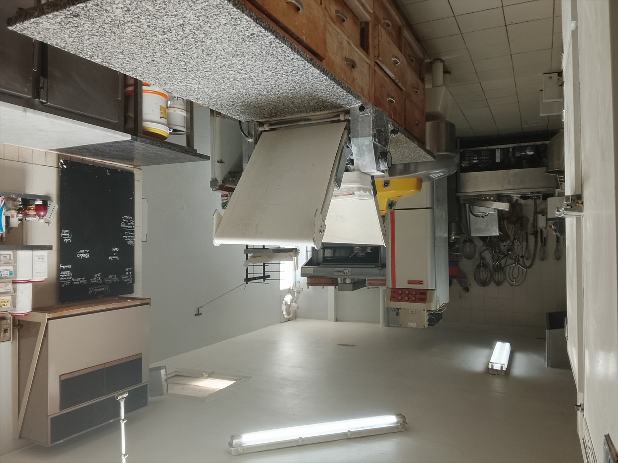 Céderais fond de commerce de pâtisserie dépôt de pain qui se situe en angle de route. Très bien placée dans le centre commercial de Roulandou à Castres 81100 
Elle fait face à une église, puis une école, une crèche et à 1000m d'une clinique.
Le magasin a 3 vitrines : 70 m2.  L'atelier 60 m2 et le sous-sol 130 m2, le tout bien équipé. Aucun travaux à faire.
Chiffre  d'affaires déclaré 160 000 € mais peut être doublé. Mon épouse, en longue maladie, ne pourra pas répondre.
Je compte laisser le tout 20 000 € pour le stock et le matériel. Le loyer est de 1500 € par mois et par la suite 
35 000 € payable à 3 %, comme vous semblera, dans un délai de 2 ou 3 ans .Il faut le voir pour plus de détails.  Tel : 06 50 82 73 50 ou le 05 63 35 84 05