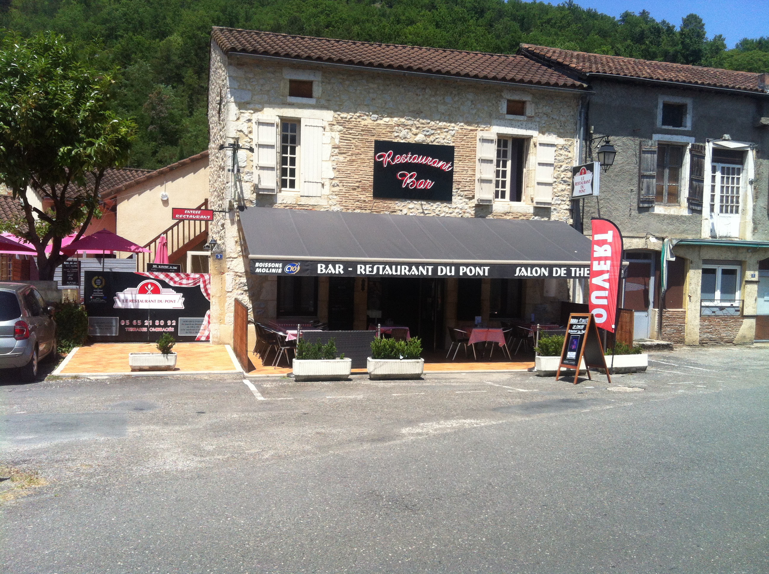 vend fond de commerce et licence IV , multiservice, 2 terrasses à cote du lot , logement au dessus du restaurant. Deux salles intérieur.