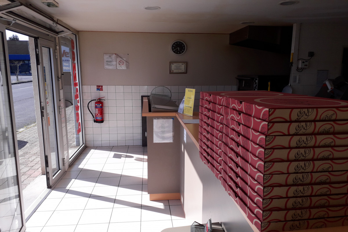 vends fond de commerce de pizzeria à emporter cause retraite à saisir rapidement
emplacement no1 dans  village de Dordogne
matériel pro en parfait état
a voir absolument