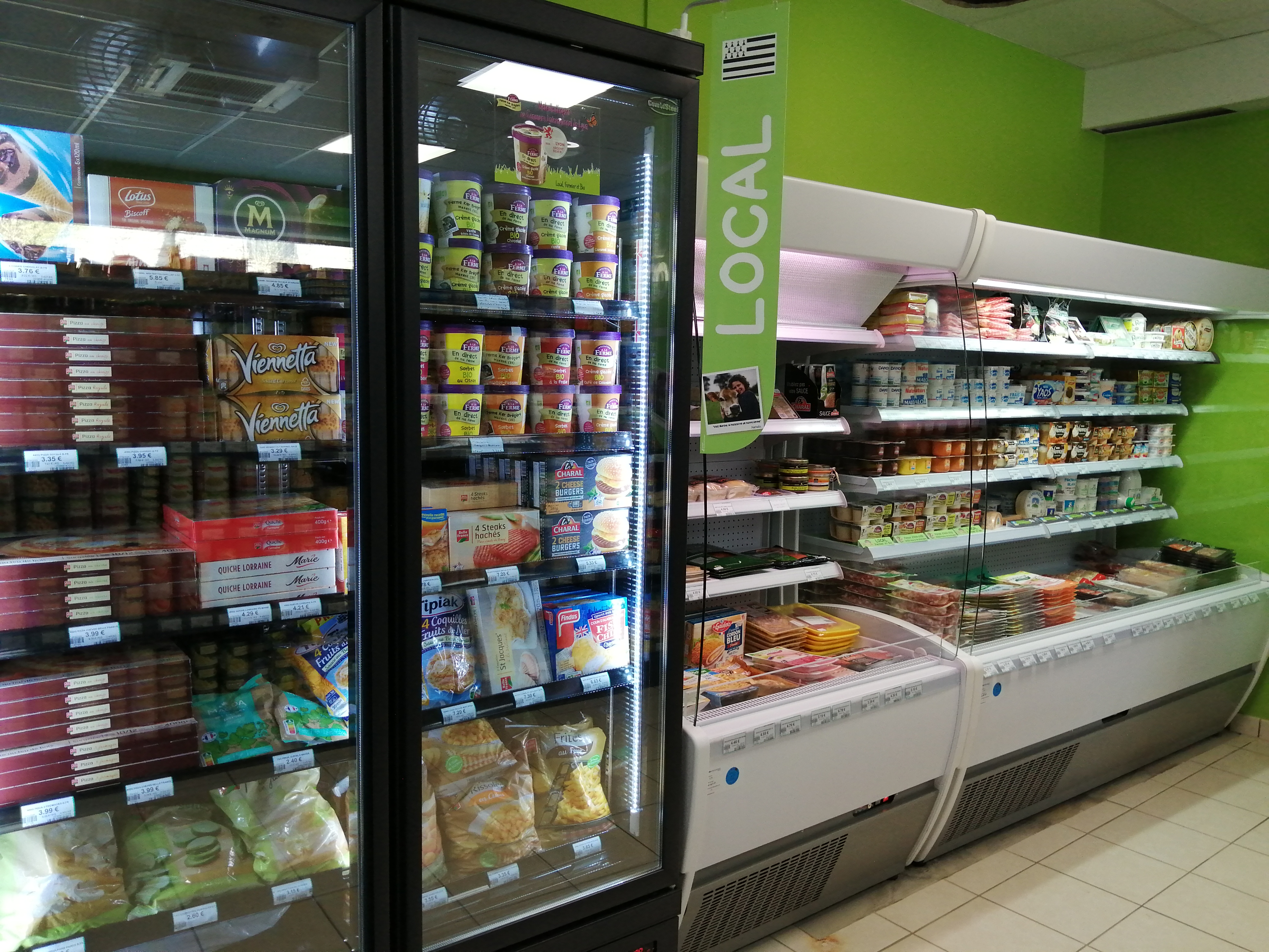 URGENT CAUSE RETRAITE - A VENDRE FOND DE COMMERCE EPICERIE DE BAULON (35580)

Située dans une commune dynamique de 2300 habitants, avec des lotissements en cours de construction, l'épicerie existe depuis une dizaine d'année. Elle se situe le long de la rue principale (axe routier Guichen - Plélan le Grand), à proximité d'autres commerces. Situation en angle, stationnements nombreux. 

Surface 75 m2 environ, location près d'un particulier.
Travaux d'aménagement intérieur et installation de la climatisation en juin 2023, rayonnage bois très récents, frigos en très bon état et entretenus. 

Alimentation générale + frais (fruits, légumes, fromage à la coupe) + de nombreux produits locaux (crèmerie, viandes, galettes, terrines, confitures, caramels, biscuits, chocolats, miels, bières, tisanes ...). 
Le magasin est bien identifié comme l'endroit où l'on trouve de bons produits de type épicerie fine, pour soi-même ou à offrir. 
Le commerce alimentaire le plus proche est un Intermarché à 8kms.

La clientèle est fidèle et variée, complétée par une clientèle de passage (tourisme, gites). 

Ouverture de mardi à samedi, de 9h00 à 13h00 et de 16h00 à 19h30. 
4 semaines de congés par an (3 l'été + 1 en hiver).

CA en progression, encore perfectible grâce à une ouverture le dimanche matin, qui serait appréciée des clients.

Prix de vente 75 000€