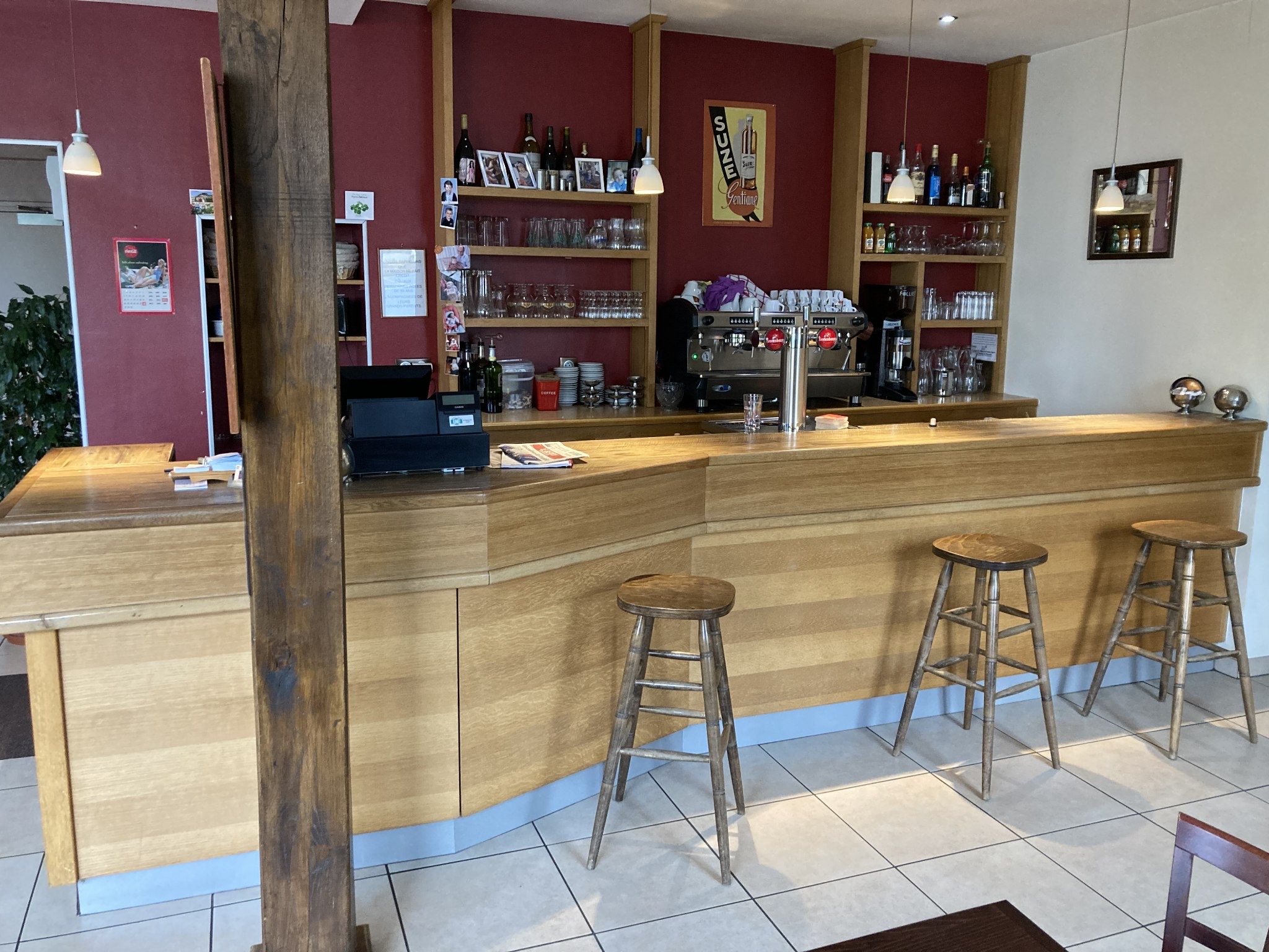 AFFAIRE SITUÉE DANS LE VILLAGE PREFERE DES FRANCAIS ET BIENTOT CLASSE  AU PATRIMOINE DE L UNESCO 

très belle affaires d'angle type brasserie avec terrasse ombragée donnant sur un petit cours d'eau
55, places assises à l'intérieur
15, places assises en terrasse,
une salle de réception de 55 personnes à étage
2 WC aux normes PMR
à l'étage, un appartement avec trois chambres, une salle de bain NEUVE et un séjour
fort potentiel de développement actuellement 180 000 € HT DE CA .
ticket moyen 20 € environ 45 couverts / jour
bilan a disposition.
L affaire n'est ouverte que le midi du lundi au vendredi 5 jours sur7 et fermé le week-end.

Cuisine très fonctionnelle au normes ,et en parfait état, deux chambres froides
licence 4
faible loyer, aucun travaux à prévoir. Bail 3/6/9 récent de 2019
PAS DE CONTRAT AVEC LES FOURNISSEUR
Idéal première affaire
site touristique en pleine expansion