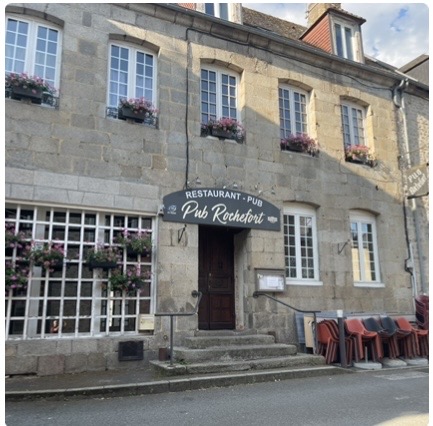 À vendre cause retraite restaurant mur et fond cuisine traditionnelle , restaurant tenu depuis 26 ans ,affaire  saine ( le pub Rochefort a guéret  est une institution) situé en plein coeur de Gueret 
Appartement sur 2 étages pouvant servir d’habitation ou  exploiter en restauration , salle de séminaire ….
Surface habitable 350 m2 environ