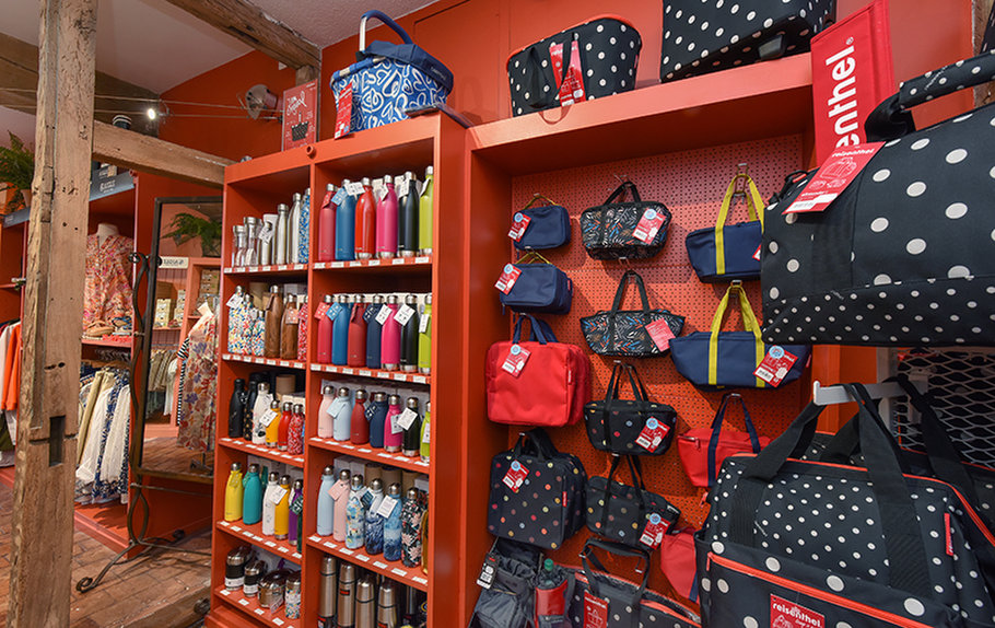 Située au cœur de Cosne-Cours-sur-Loire, cette boutique de prêt-à-porter féminin, chaussures et accessoires bénéficie d'une excellente notoriété. Elle attire une clientèle fidèle provenant du bassin Sancerrois, du Loiret et de la Nièvre, ainsi que des résidents secondaires et touristes, notamment parisiens.

Points forts du commerce :
•	Emplacement stratégique en centre-ville, offrant une visibilité optimale.
•	Offre diversifiée de vêtements, chaussures et accessoires de marques reconnues.
•	Clientèle locale fidèle et régulière.
•	Locaux en excellent état, sans travaux à prévoir, avec une bonne isolation thermique permettant une maîtrise des charges.
•	Affaire immédiatement exploitable. 

Données financières :
•	Chiffre d'affaires annuel : plus de 240 000 €.
•	Excédent Brut d'Exploitation (EBE) : supérieur à 40 000 €.
•	Prix de cession du fonds de commerce : 110 000 €.

Cette opportunité conviendrait parfaitement à une personne passionnée par le commerce de détail, souhaitant s'investir dans une activité rentable au sein d'une commune dynamique.

Pour plus d'informations ou pour manifester votre intérêt, veuillez contacter la Chambre de Commerce et d'Industrie (CCI) de la Nièvre via le site Transentreprise : https://www.transentreprise.com/offres/fiche/BFC240772C/boutique-de-pret-a-porter-chaussure-et-bagagerie/bourgogne-franche-comte/nievre/bourgogne-nivernaise