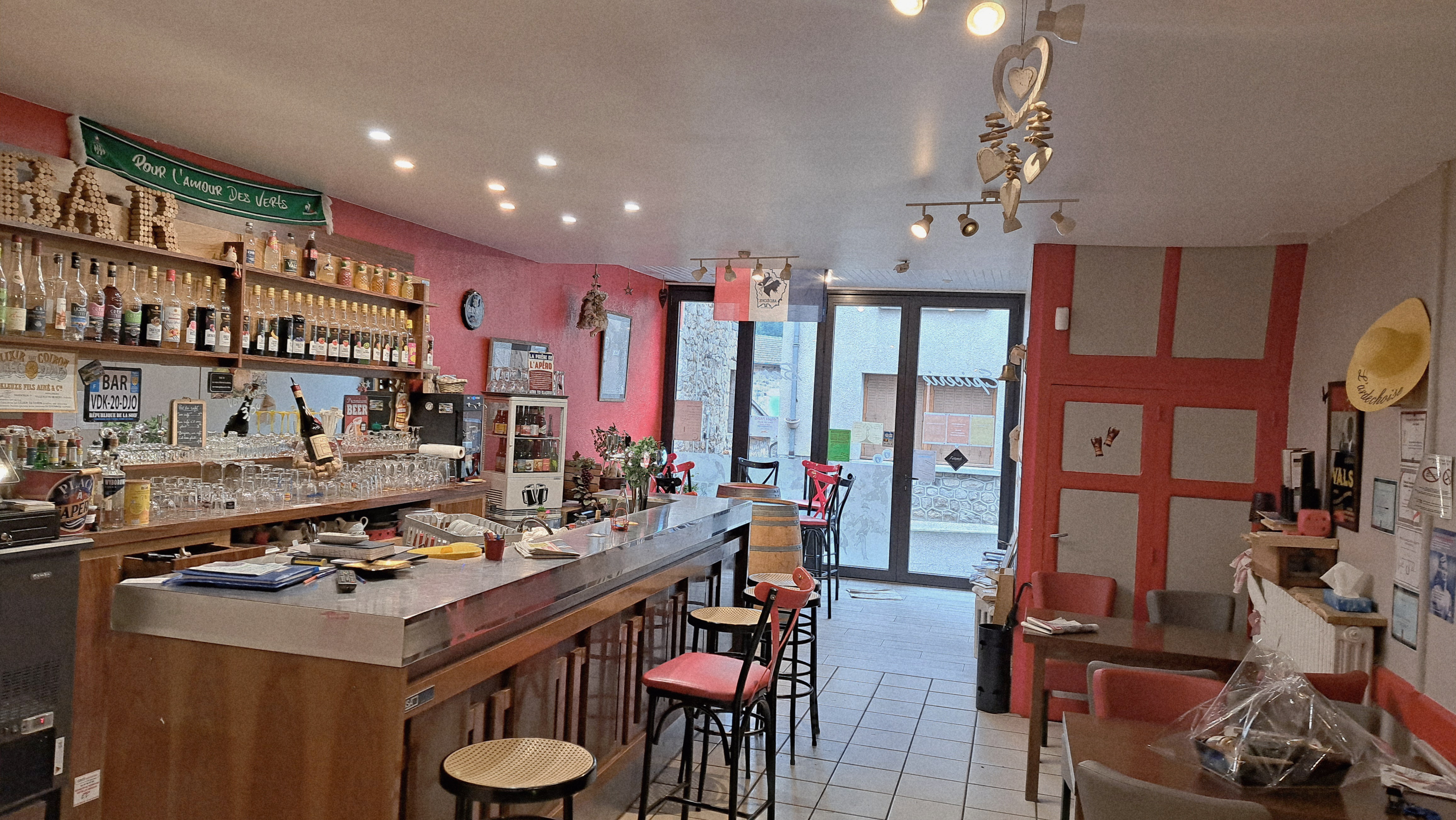 A vendre fond de commerce bar restaurant, épicerie Lou Gourmandou", situé au cœur du parc régional des monts d’Ardèche à Lachapelle Sous Chanéac;

Le local appartient à la mairie, il est entièrement équipé.
La salle du restaurant avec ses murs en pierres apparentes en fait une salle de caractère, sa capacité est de 40 à 50 couverts.
Le bar est un espace chaleureux avec comptoir inox, le coin épicerie propose aussi bien des produits locaux que des articles de dépannage pour les habitants, les visiteurs et vacanciers.

 Idéal pour un couple, le matériel est en bon état, exploitable dans l'immédiat sans investissement.

L'établissement se situe au centre du village avec un plan d'eau aménagé à proximité.
Le loyer actuel est de 630 euros par mois (licence IV incluse)
Le C.A 2024 était de 189 500€ H.T, plus 8% en 2025
contact Facebook Bar, restaurant Lou Gourmandou