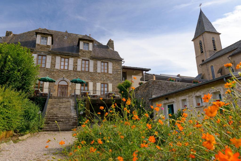 À vendre – Fonds de commerce Hôtel-Restaurant-Bar. Dernier commerce de la commune. Situé au cœur de Villeneuve-sur-Tarn, cet établissement de charme bénéficie d’un emplacement stratégique et d’une clientèle fidèle, à la fois locale et touristique.
L’ensemble comprend :
Un hôtel de 12 chambres confortables, bien entretenues et prêtes à l’exploitation, une piscine couverte.
Un restaurant avec salle accueillante et cuisine fonctionnelle
Une agréable terrasse ombragée, idéale pour la belle saison
Un bar avec licence IV, offrant de belles perspectives de développement
L’affaire est exploitée depuis 35 ans sous forme de SNC (Sudre et Reignier) et présente un fort potentiel de croissance, notamment en développant l’activité restauration ou événementielle.
Établissement clé en main, parfait pour un couple de professionnels souhaitant reprendre une activité dynamique dans un cadre agréable au cœur d’un petit village.
Dossier complet et informations financières sur demande.
Prix : à discuter
Contact : Pascal Sudre 0648589726