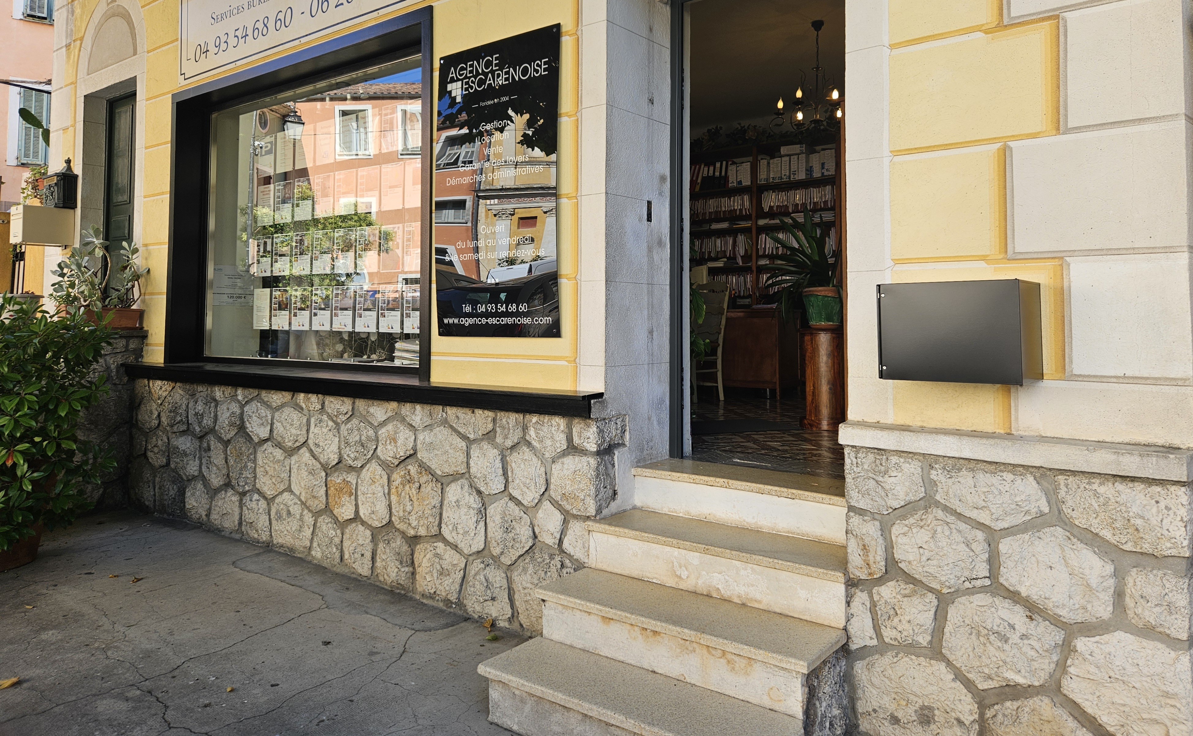 Cause problème de santé, cède fonds de commerce avec portefeuille de gestion dans petit bourg à 20 minutes de NICE. L'agence a été créée il y a une vingtaine d'années et se trouve sur la charmante place pittoresque du village.
Activités principales de gestion, location et vente de biens immobiliers.
Absence de personnel à reprendre.
Loyer : 717 € (dont 20 € de provision sur charges).
Portefeuille de 74 lots principaux et 4 lots secondaires.