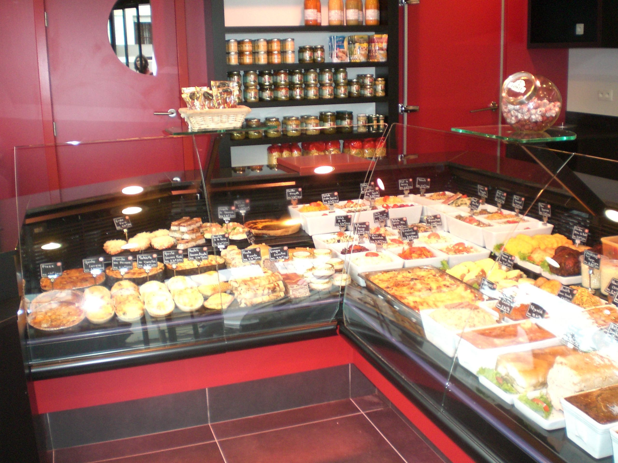 CAUSE RETRAITE (1er Octobre)
Vend fond de commerce Boucherie Charcuterie Traiteur
Possibilité d'accompagnement du repreneur dés maintenant
Magasin entièrement refait en 2010, affaire familiale depuis 1896
Surface de vente 30m2. Surface de laboratoire équipée 35m2. + stock
Bonne rentabilité
Possibilité d'achat des murs commerciaux et belle habitation attenante.
Bon emplacement: Zone d'attractivités et grand parking gratuit.
CA./An  300000 Résultat + 55000 possibilité de développement