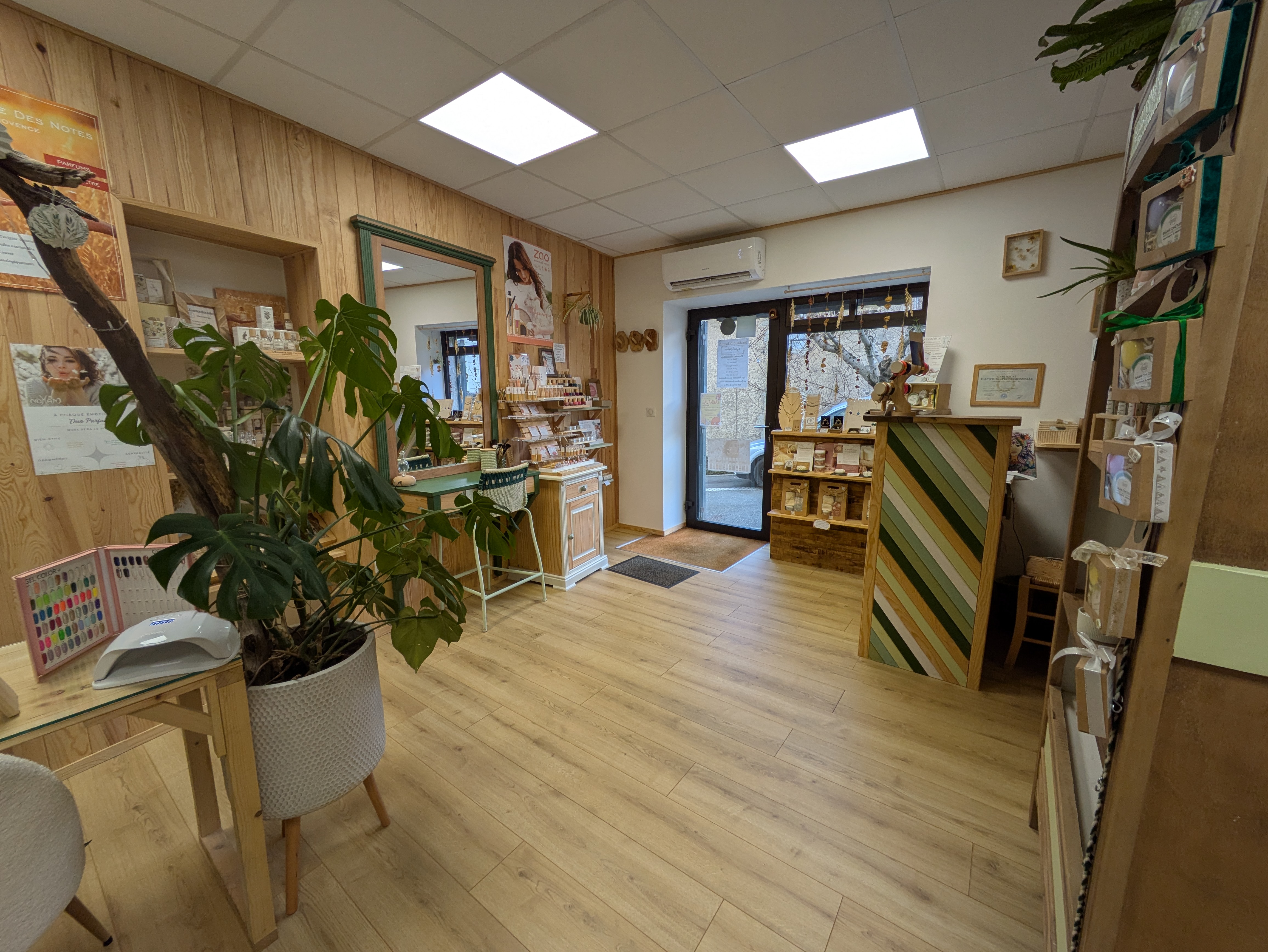 A VENDRE
Joli fonds de commerce institut de beauté.
Pour cause de changement de projets de vie.
Situé dans une rue passante de la commune de la Salvetat sur Agout. Commune très touristiques.
Clientèle agréable et fidèle.
Stationnement aisé dans la rue de l institut.
L' éthique de l institut est à ce jour basé sur des produits naturels et bio ,de la cosmétique et artisanat local .
Très beau local entièrement rénové en 2022, comprenant une cabine de 14m² avec une douche, une réserve de 3,5m² , un espace de vente de 18m²,avec espace onglerie et maquillage.Un wc avec lave mains. Une jolie petite vitrine ainsi qu' un rideau de sécurité métallique .
Système de chauffage avec clim réversible.
Vendu avec tout le matériel et le stock existant ( si intéressé, le montant sera calculé au moment de la vente),le nom, le fichier clientes, la ligne téléphonique et page facebook, droit au bail.
Le repreneur peu travaillé directement après l' achat.
Possibilité d’accompagnement sur 1 mois pour une meilleur passation de la clientèle.
Loyer de 500 € mensuel.
Ouvert à ce jour environ 4 jours / semaine.
Fort potentiel de développement.
Prix du fond: 20 000€
prix négociable.
N’hésitez pas à me contacter pour plus de détails,
Julie Cara d’ esprit nature :06.83.64.77.23.