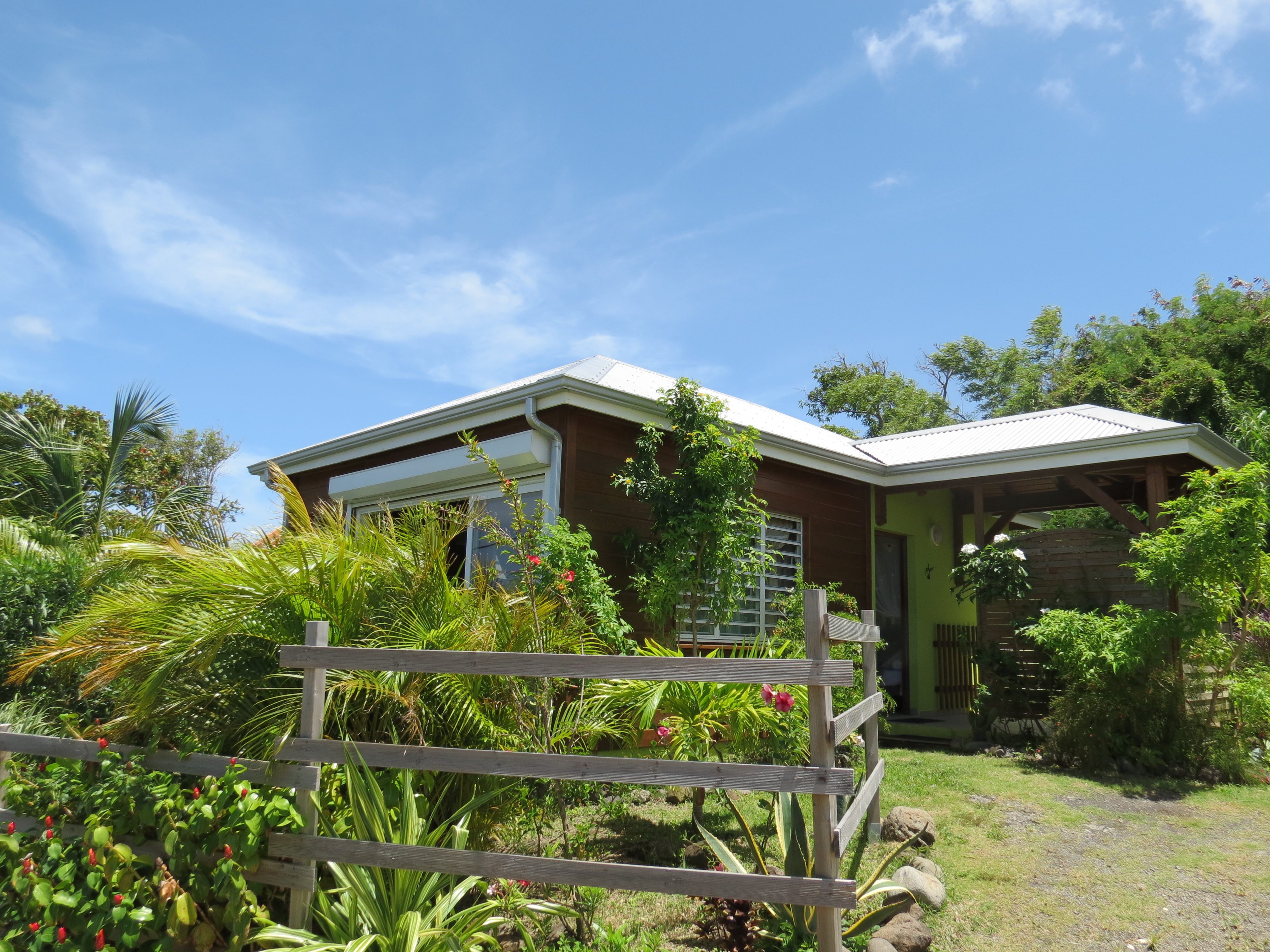 Domaine Racines é Zel
Propriété de charme Maison + 3 Gîtes avec vue sur la mer des Caraïbes et sur l'archipel des Saintes sur la commune de Vieux-Fort située à 10 minutes de la ville de Basse-Terre (Préfecture de la Guadeloupe) et à 5 minutes de la Marina de Rivière Sens ou vous trouverez tous les commerces de proximités (Restaurants, presse, pharmacie, alimentation, boulangerie...)
Le domaine est située en haut de morne, au calme, dans une ambiance cocooning et authentique.
La villa de type F5 aux normes antisismiques et anticycloniques se compose d'une pièce de vie de 60m2 avec cuisine ouverte à l'américaine entièrement équipée et office attenant. 
Bureau et 4 chambres climatisées dont une suite parentale de 40m2 avec dressing, salle d'eau, WC et terrasse couverte donnant sur les Saintes.
La chambre 2 de 14m2 donne sur la piscine, la chambre 3 de 12m2 et la chambre 4 avec entrée indépendante de 18m2.
Salle d'eau et WC indépendant. 

Terrasse extérieure de 114m2 avec une vue imprenable sur la mer avec 56m2 couvert en bois rouge.
Piscine au sel avec plage en deck.
Terrain de 1519 m2 arboré et fleuri avec 5 places de parkings.
Abri de jardin en bois comprenant 2 citernes tampons aux normes sanitaires de 2000 litres chacune.
Antenne extérieure WIFI
3 Gîtes Racines é Zel de type F2 de 41m2 (terrasse comprise) également aux normes anti sismiques et cycloniques tous donnant sur la mer construits dans la pure tradition créole avec terrasse individuelle comprenant séjour, cuisine équipée, chambre climatisée et salle d'eau WC.
Possibilité de louer la villa et les gîtes ou bien uniquement les gîtes et habiter la villa. Une chambre d’hôtes est proposée dans la villa avec salle d’eau et WC privatif.
Construction de qualité de 2015 bois et béton, parfaitement entretenue. Aucun travaux à prévoir.
Très bon retours et rapports locatifs.
www.gites-racines-e-zel.fr
Renseignements uniquement par mail