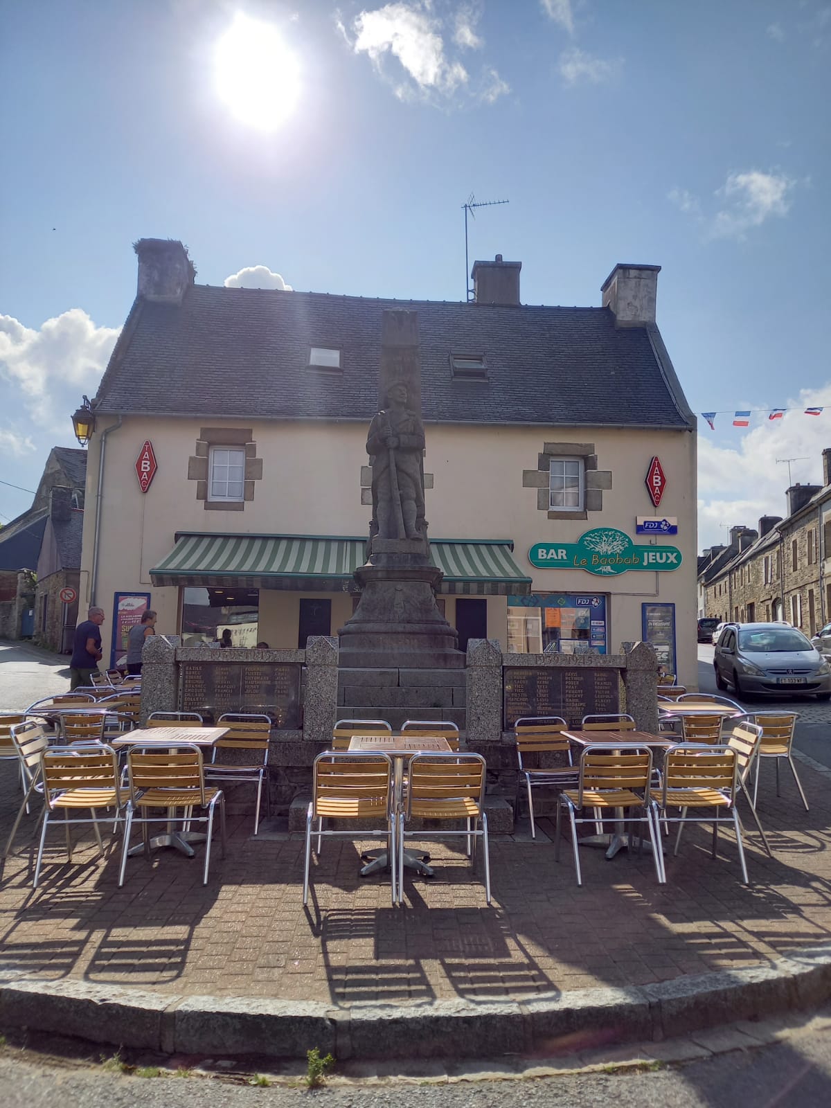 Belle affaire à acheter dans le Tregor, Plestin Les Grêves (3 600 habitants) est situé dans les Cotes d'Amor, limitrophe du Finistère, avec la mer à 2 pas.
Ce commerce propose le bar, tabac et fdj principalement, est placé en plein centre ville. Il bénéficie d un très beau marché toute l année le dimanche et de nombreuses animations estivales avec l afflux de touristes.
Le commerce est ouvert de 7h30 à 20h du mardi au samedi et le dimanche de 7h30 à 14h. Fermé le lundi et 5 semaines de congés pendant l'année.
De plus d être une affaire facile à faire tourner, idéalement en couple, c'est également un cadre de vie paisible que vous achetez en Bretagne. Possibilité de logement
Contact par mail uniquement pour personnes serieuses et infos compléméntaires.