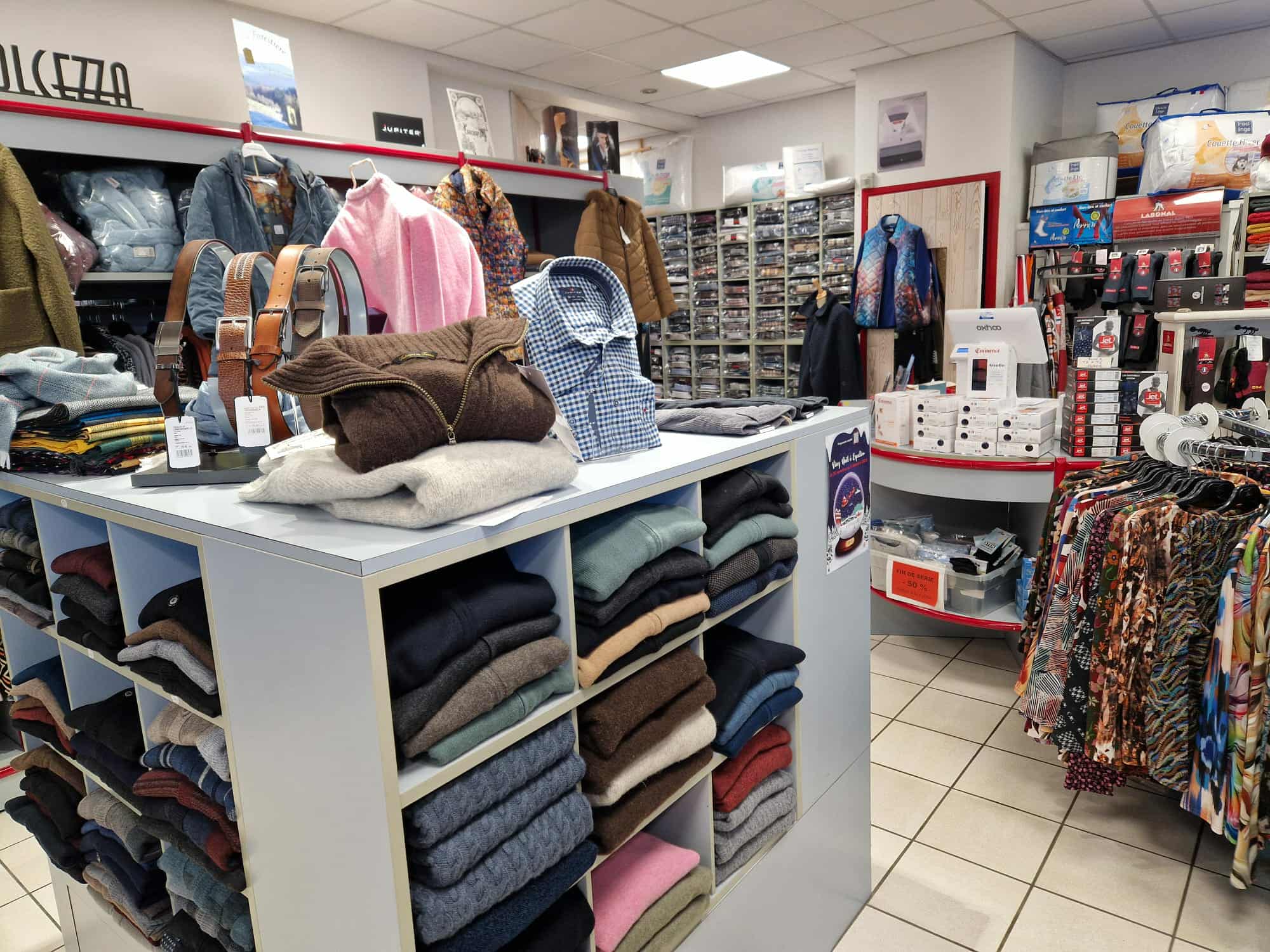 Vente fond de commerce pour cause de départ en retraite. 
Situé au coeur de la vallée du Lot à Espalion, pôle économique dynamique du Nord Aveyron. Ce commerce bénéficie d'un emplacement de premier ordre pour une excellente visibilité.

Activité :
- Prêt à porter hommes et femmes
- Vêtements de travail
- Linge de maison, accesoires, retouches...
- Clientèle fidèle locale+ clientèle touristique ( chemin de Saint Jacques, résidences secondaires été )

Atouts :
- Offre qualitative intemporelle et durable
- Pas de concurrence directe sur ce positionnement
- Bail 3, 6, 9 renouvelé en 2023
- Surface avec bonne accessibilité conforme aux normes ( sécurité hygiène,accessibilité PMR )

Prix de cession :
Fonds 80000 euros matériel compris

Pour plus de renseignements n'hésitez pas à me contacter.