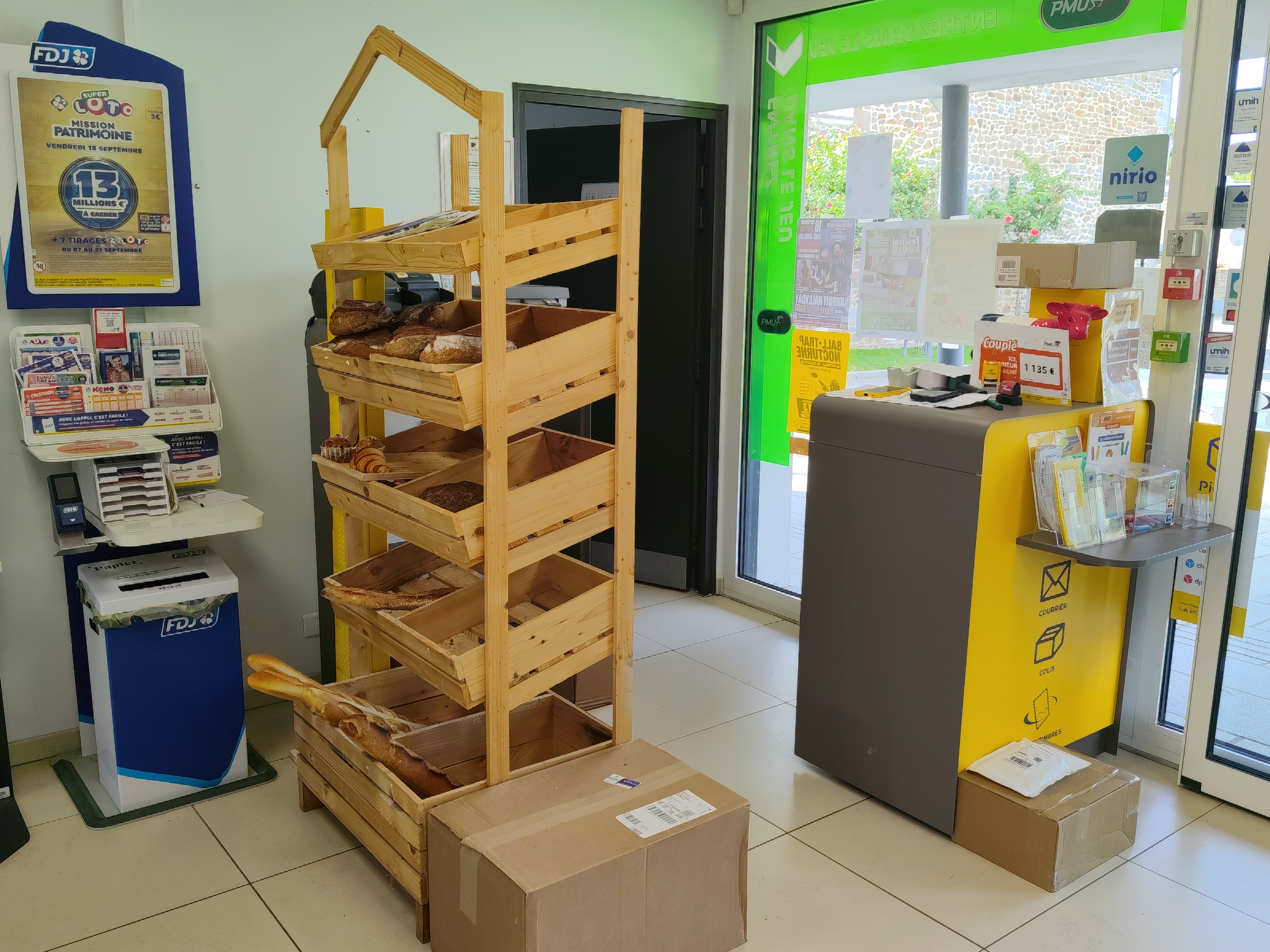 Située au nord-est de l’Ille et Vilaine, à 35 mn de Rennes, 15 mn de Fougères et 25 mn du Mont St Michel, la commune des Portes du Coglais recherche un nouveau gérant pour le commerce multiservice « La Tanière du Coglais ».
Ce commerce moderne et récent (2017) est situé dans le bourg de Coglès aux abords de la Départementale n°15, à 5 mn de l’échangeur 31 de l’Autoroute A 84.
Il comprend un espace bar/tabac /française des jeux, un espace épicerie, un relais poste/colis et un dépôt de pain. Ce commerce bénéficie d’un grand parking, d’une terrasse couverte donnant sur une pelouse arborée avec jeux d’enfants.
La fiche descriptive est à demander au secrétariat de mairie de Coglès (02 99 98 60 68).
Montant des loyers : 
•	Fonds de commerce appartenant à la commune. Actuellement loyer de 220 euros TTC/mois, les deux premières années étant gratuites. 
•	Bâtiment (murs) appartenant à la communauté de communes. Actuellement loyer de 673 €HT/mois. 

Les candidatures, avec lettre de motivation et CV, sont à déposer 
- à l’adresse mail  : mairie@lesportesducoglais.fr. 
- par courrier à : Mairie de Coglès, 115 rue Saint-Jean, 35460 Les Portes du Coglais.