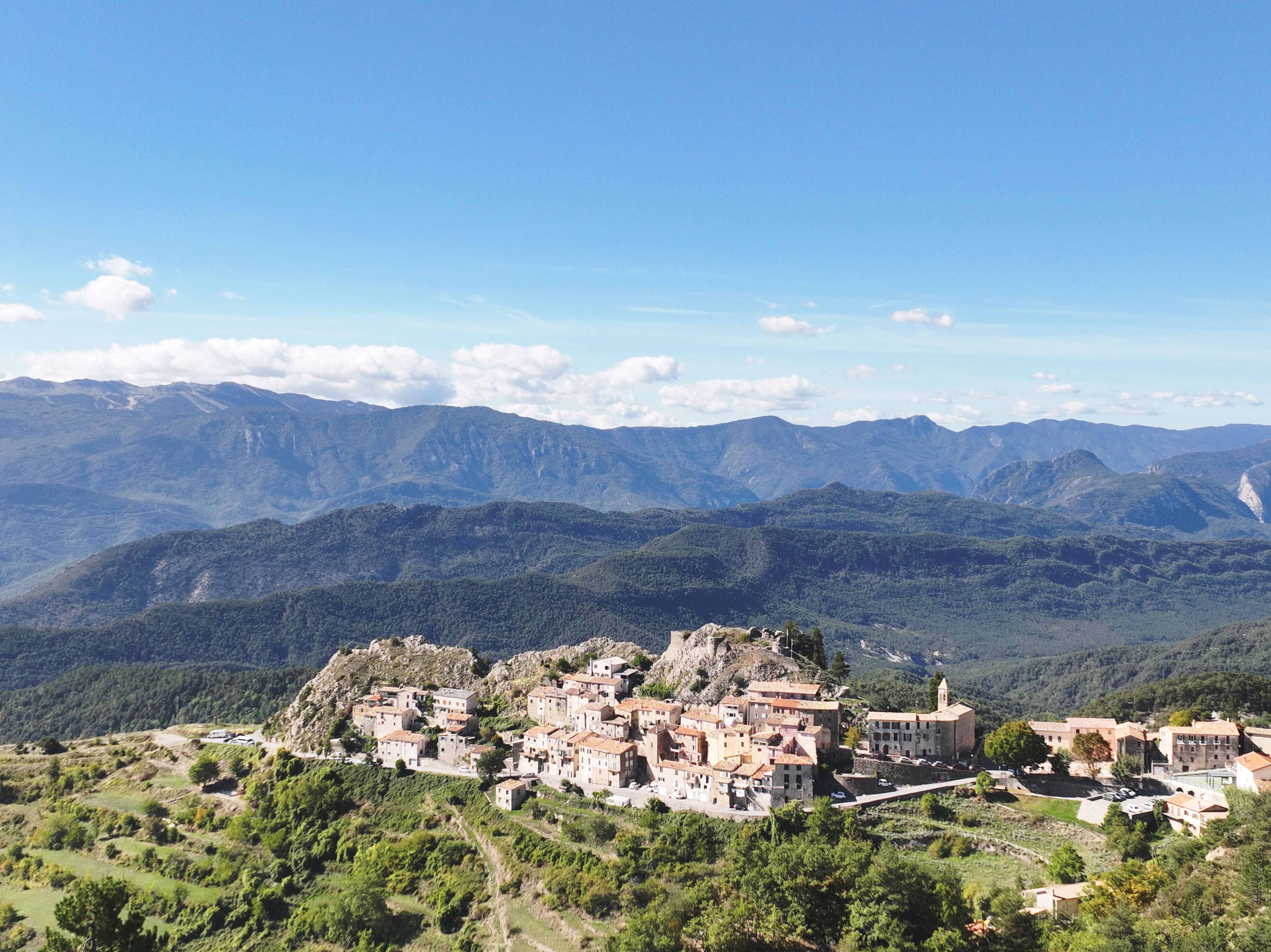 La commune d’Ascros recherche son futur gérant pour reprendre son bar-restaurant communal, disponible à partir du 1er septembre 2026.

Situé au cœur des Alpes-Maritimes, Ascros est un charmant village de montagne perché à 1 150 mètres d’altitude, au sommet de l’Estéron. Ancien village du Comté de Nice et fief historique des Grimaldi de Beuil, Ascros séduit par son authenticité, son environnement préservé et son cadre de vie privilégié.

Entre nature, calme, air pur et convivialité, le village offre un environnement idéal pour un professionnel souhaitant donner vie à un projet de restauration dans un cadre à taille humaine.

Le bar-restaurant communal bénéficie d’équipements permettant une installation rapide :

Bar et Restaurant entièrement équipés ;
Cuisine neuve, prête à l’emploi ;
Licence IV ;
Salle intérieure d’une capacité de 25 couverts ;
Terrasse pouvant accueillir environ 50 couverts ;
Petit local de stockage

Loyer : 300 euros par mois + une caution demandée pour la garantie du matériel.

Pour faciliter l’installation du futur exploitant, possibilité de louer un logement en complément, au choix :

Un studio entièrement équipé ;
Un 2 pièces entièrement équipé.
Vous avez un projet de restauration et souhaitez vous installer dans un cadre agréable et convivial. Venez découvrir ce bel établissement et son potentiel.

Pour tout renseignement ou pour organiser une visite, n’hésitez pas à contacter la mairie d’ASCROS.