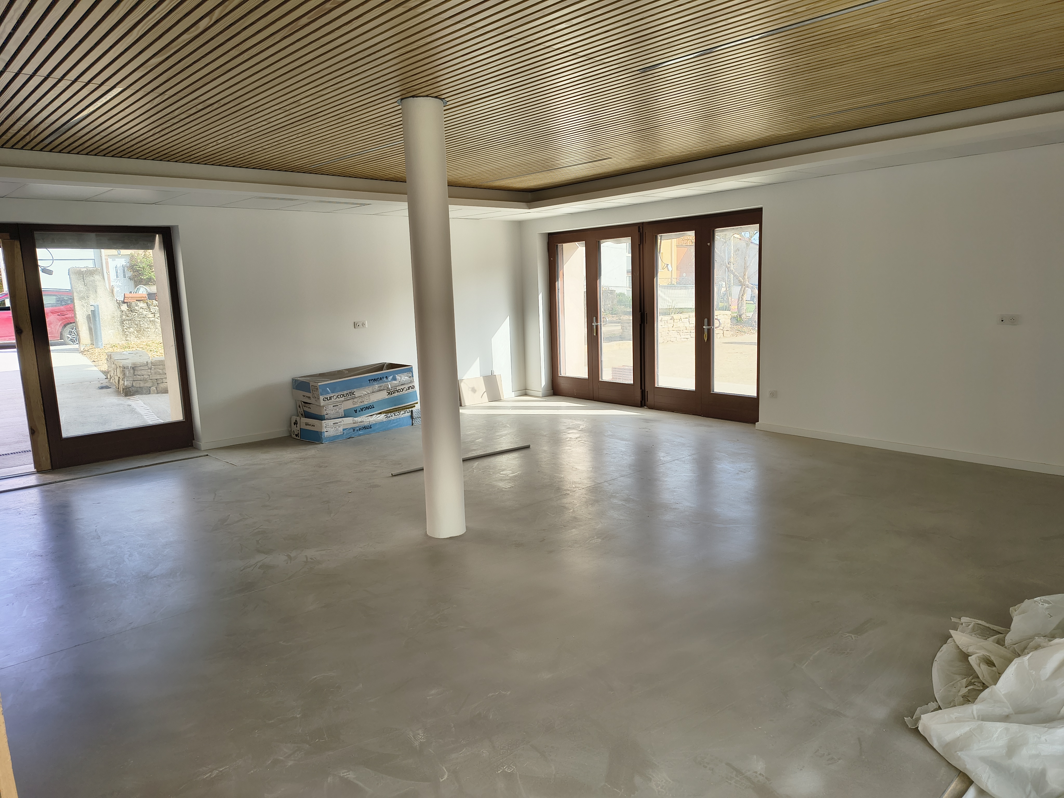 Fontenoy-la-Joûte est une commune rurale française du département de Meurthe-et-Moselle, en région Grand Est, située entre Lunéville et Baccarat. 
Elle compte 311 habitants (données 2023), avec une densité d’environ 28 hab./km². 
La commune fait partie de la Communauté de communes du Territoire de Lunéville à Baccarat. 
Fontenoy-la-Joûte est surtout connue comme “Village du Livre” depuis 1996, avec une dizaine de librairies, bouquinistes et événements littéraires qui attirent amateurs de lecture et visiteurs. Ce label culturel contribue à sa notoriété bien au-delà de sa taille modeste. Le village, typiquement lorrain, est aussi apprécié pour son cadre naturel verdoyant, ses paysages agricoles et forestiers. Il est situé à environ 55 km au sud-est de Nancy, offrant un accès facile aux villes voisines tout en restant calme et authentique. Sa vie locale comprend des manifestations culturelles régulières autour du livre et de l’écriture, renforçant son identité singulière. 

Profil de gérant.e recherché.e :
• Vous possédez des vraies qualités de commerçant et une vive volonté d’entreprendre.
• Vous souhaitez vous engager en faveur de la ruralité et en comprenez les enjeux.
• Vous justifiez d’une expérience significative dans le secteur de la restauration et maitrisez
les techniques culinaires essentielles, ainsi que les normes d’hygiène et de sécurité
• Vous avez des bases solides en gestion et faites preuve de rigueur et d’organisation
• Vous avez des fonds propres et/ou envisagez un prêt pour le lancement de votre entreprise
et l’achat du matériel sur place.

Activités : bar, restauration, animations, multiservices.

Local :
-Etat neuf
-Equipements mis à disposition par la mairie : chauffe-plat, armoire positive, armoire négative,
bain-marie, centrale de nettoyage, four, friteuse, lave-vaisselle, verrerie, lot de casseroles, machine à café, table inox
-Superficie : salle de restaurant/bar 80.7m2, cuisine 19.2m2, réserve et stockage 6.3m2, espaces
extérieurs environ 45m2-Stationnement à proximité.

Contrat proposé : location- bail commercial 3-6-9 ( local, matériel, Licence IV)- 400€

Aspects financiers :
• Apport financier pour l’achat de matériel et petits équipements +
trésorerie de départ 10 000€