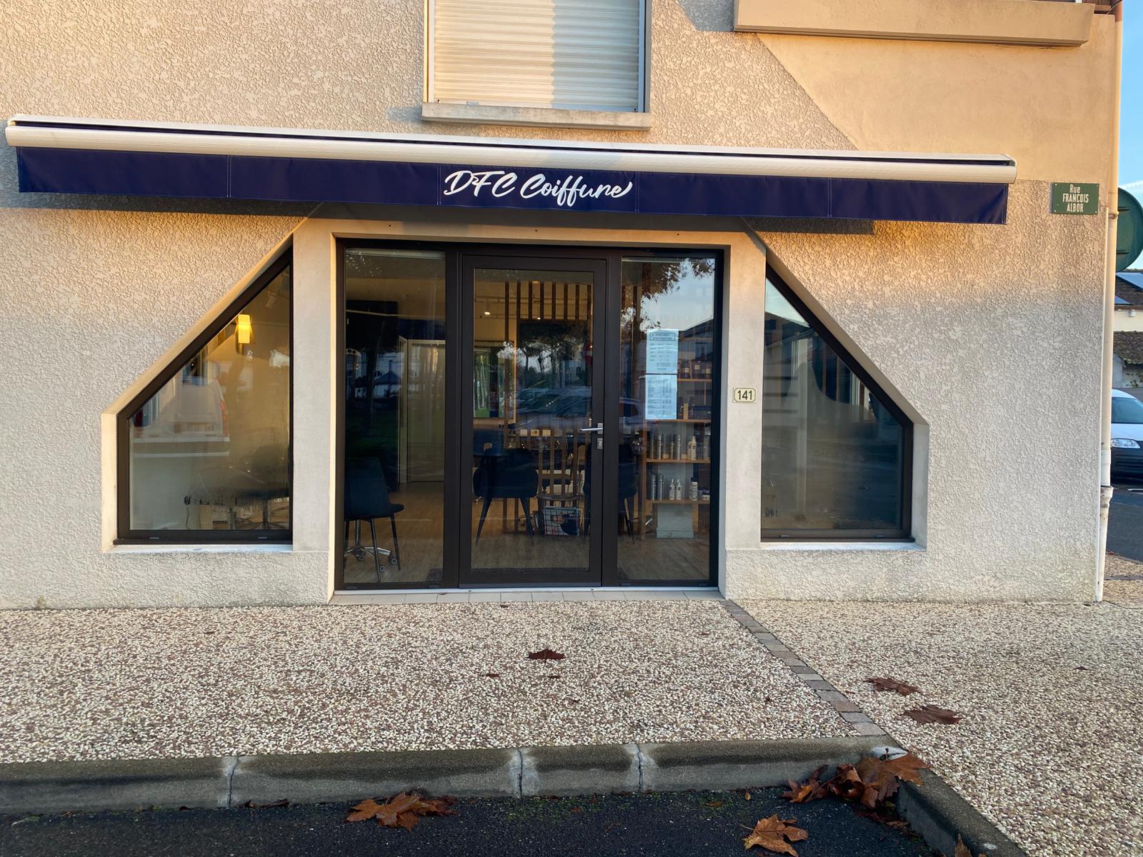 A vendre : fond de commerce  de salon de coiffure 

 – Belle opportunité à saisir !

Situé au centre du village de Labouheyre, ce salon de coiffure bénéficie d’une excellente visibilité et d’un accès facile avec parking à proximité. 
Implanté depuis plusieurs décennies, il bénéficie d’une clientèle fidèle et régulière.
Le local, d’une surface de 70 m², a été entièrement refait à neuf en 2023 et se compose de :

_ 8 postes de coiffage parfaitement agencés
_ 3 bacs à shampooing
_ une réserve fonctionnelle 
_ un bureau 
_ une buanderie avec un espace repas

L’activité est actuellement tenue par un exploitant et une salariée en CDI (37h).
👉 Possibilité de progression, le volume d’activité permettant de faire travailler jusqu’à 4 personnes.
Cette affaire clé en main est idéale pour un(e) professionnel(le) souhaitant s’installer dans une commune dynamique, au cadre de vie agréable, et reprendre une entreprise solide appuyée sur une clientèle locale fidèle et attachée au salon.

📍 Emplacement : Labouheyre (Landes)
📐 Surface : 70 m²
💡 Atouts : Local refait à neuf, belle visibilité, clientèle fidèle, fort potentiel de développement
💰Loyer mensuel  : 700 €
